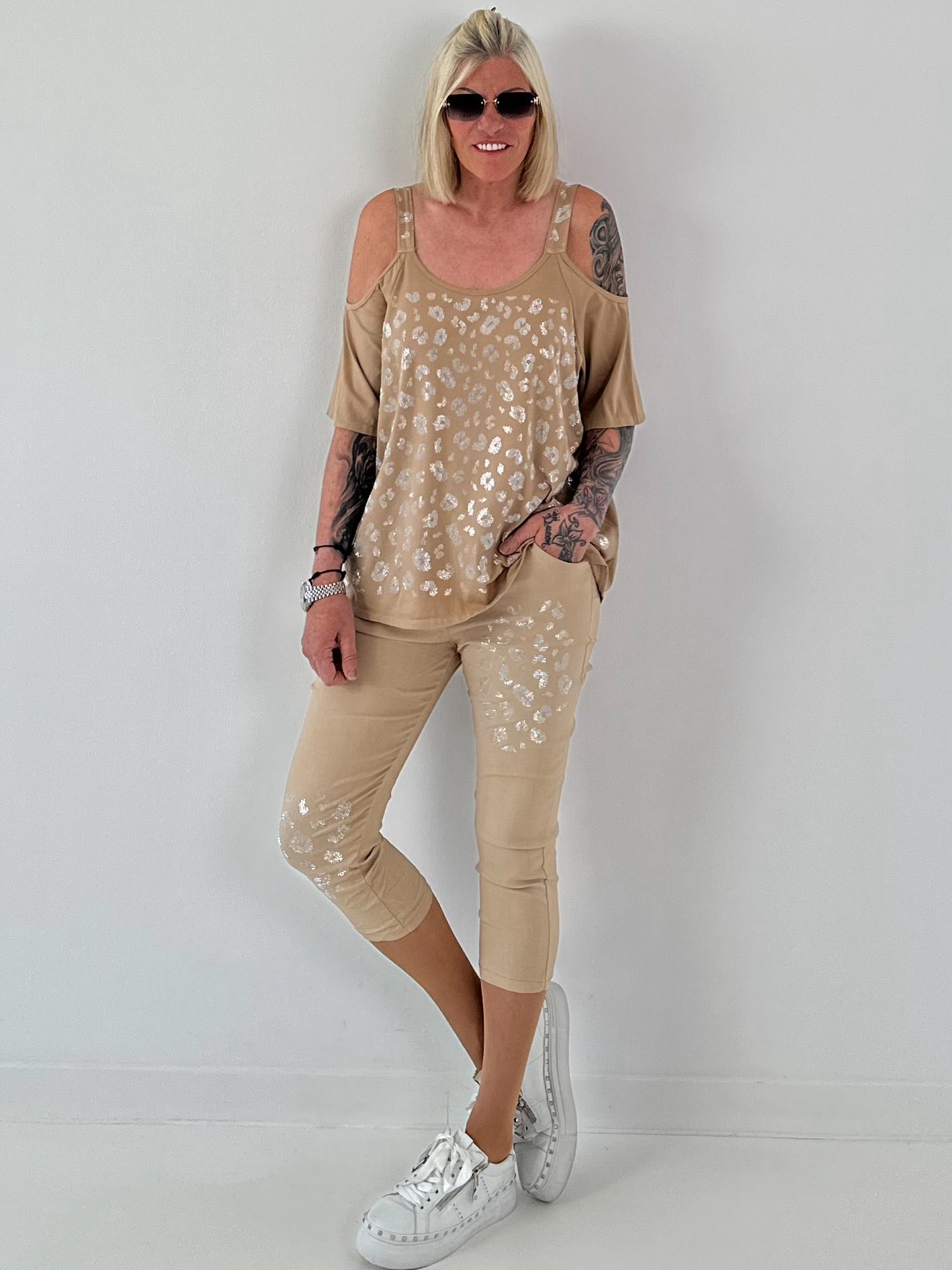 Shirt mit Cold Shoulder und Leo Strass - camel