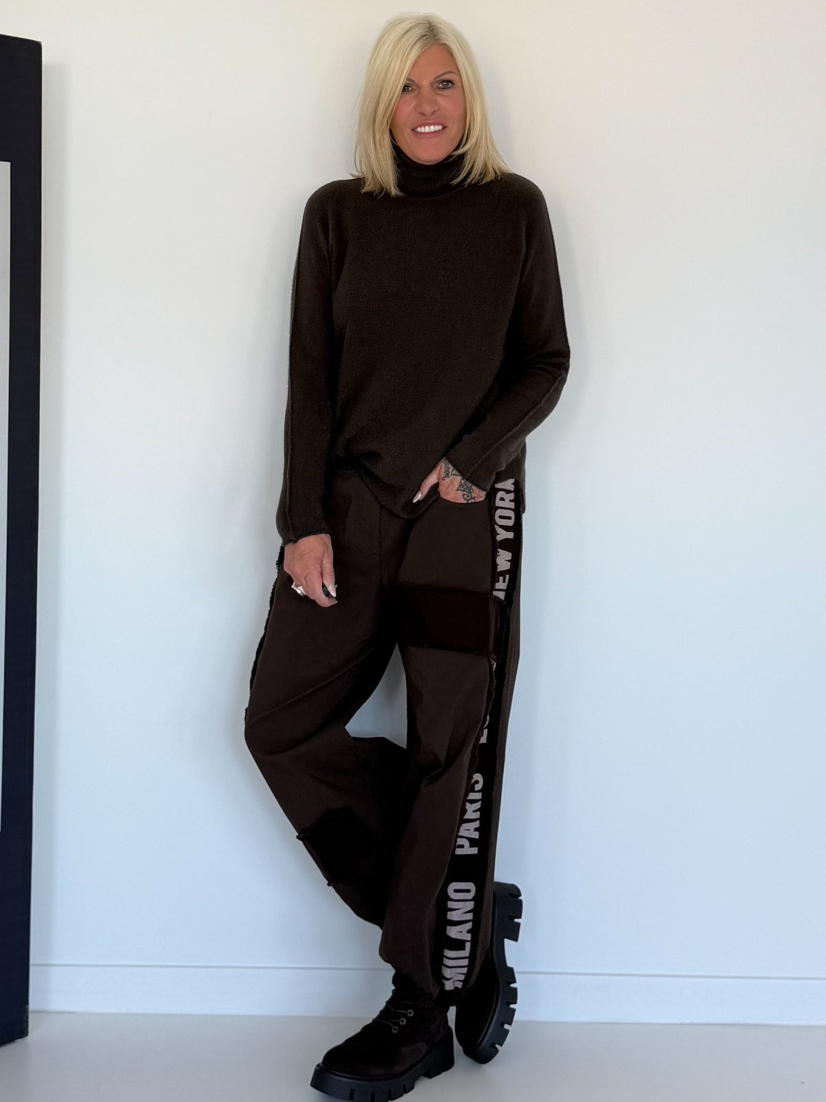 Hose mit City-Statement-Print - mokka