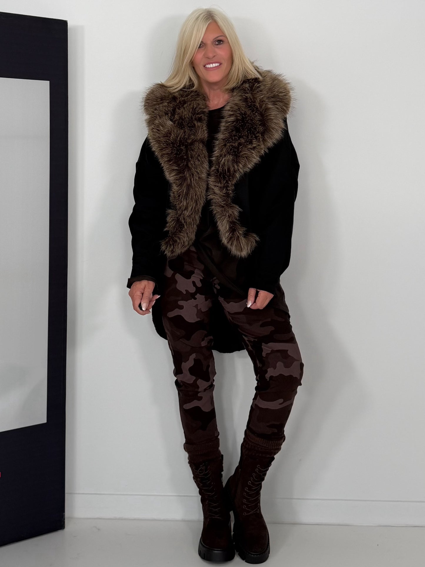 Jacke mit kuscheligem Fellkragen - schwarz