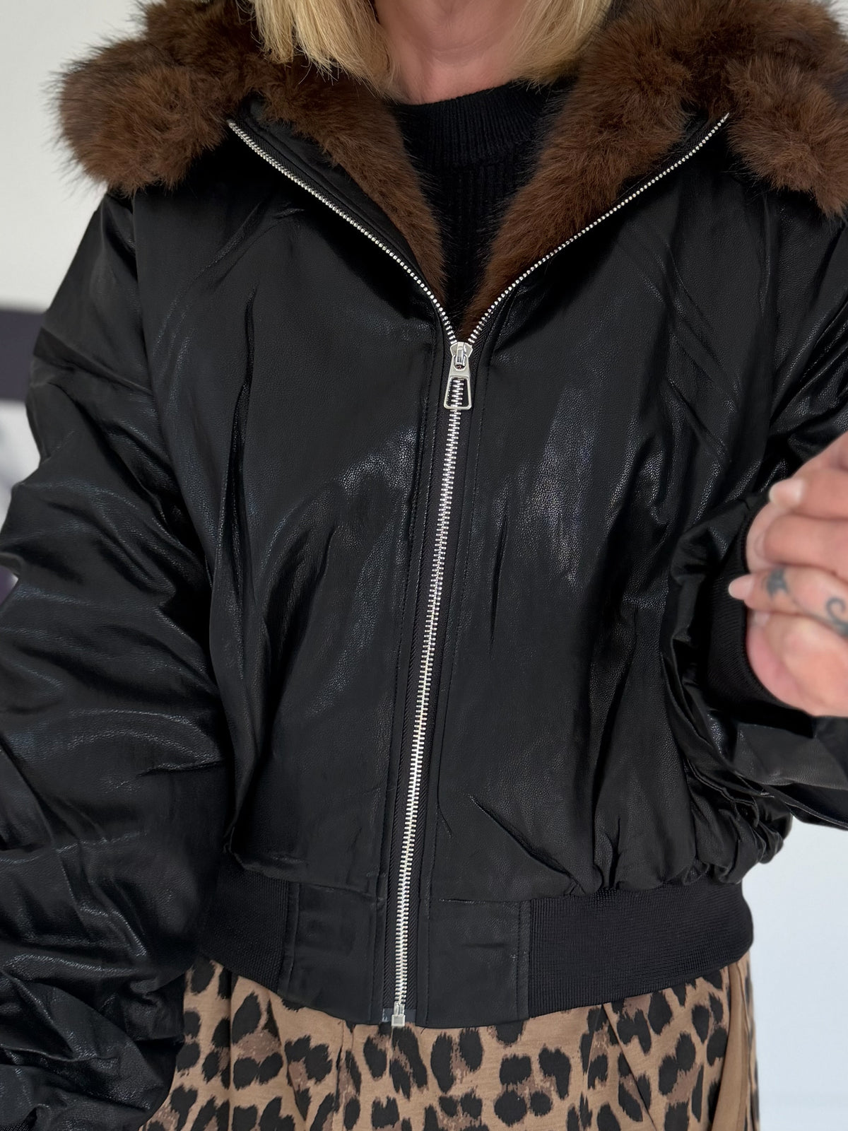 Bomberjacke in Lederoptik mit Fake Fur Einsatz - schwarz