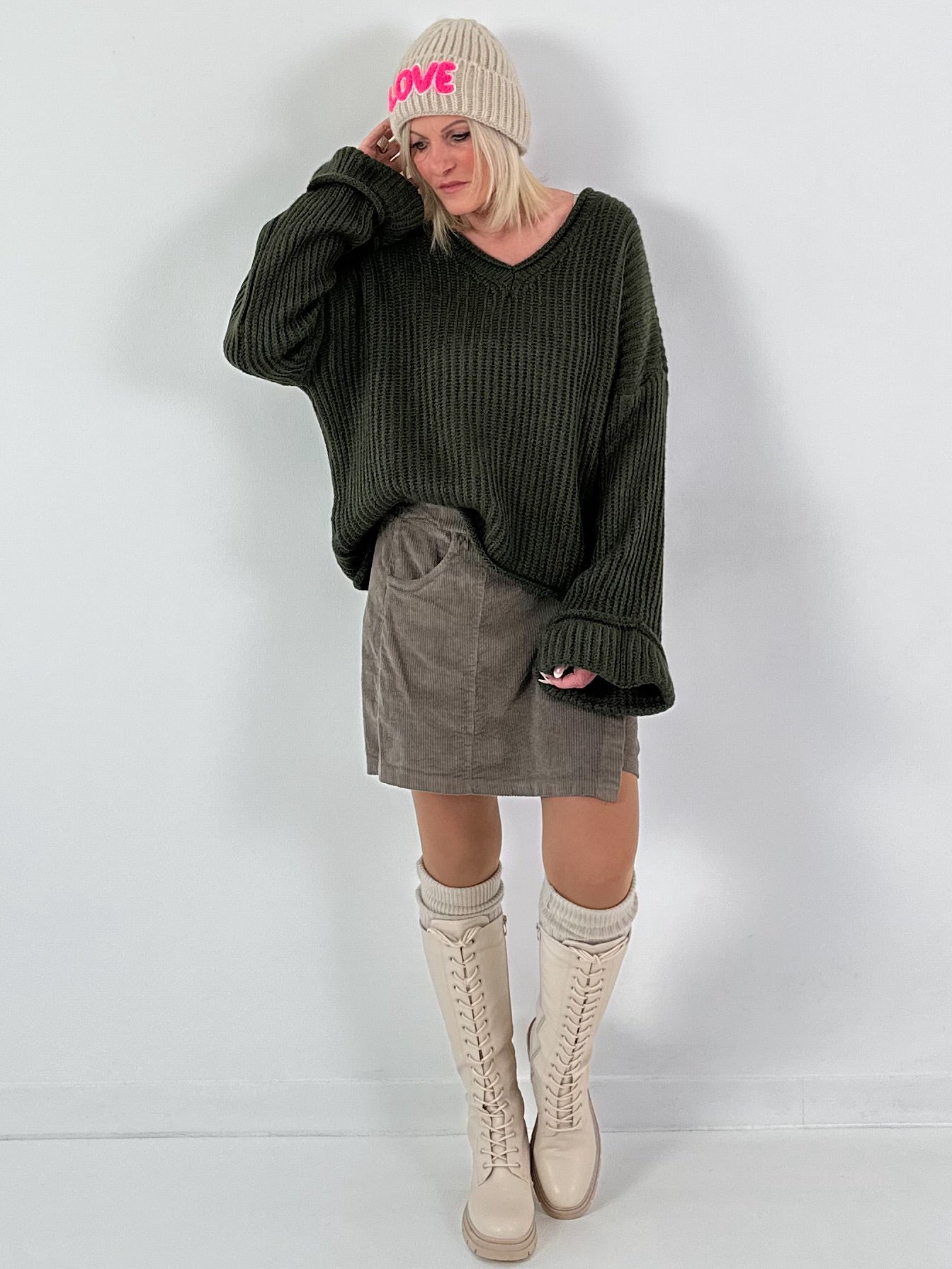 V-hals trui met wijde mouwen, model "Soft Horizon" - olijfgroen