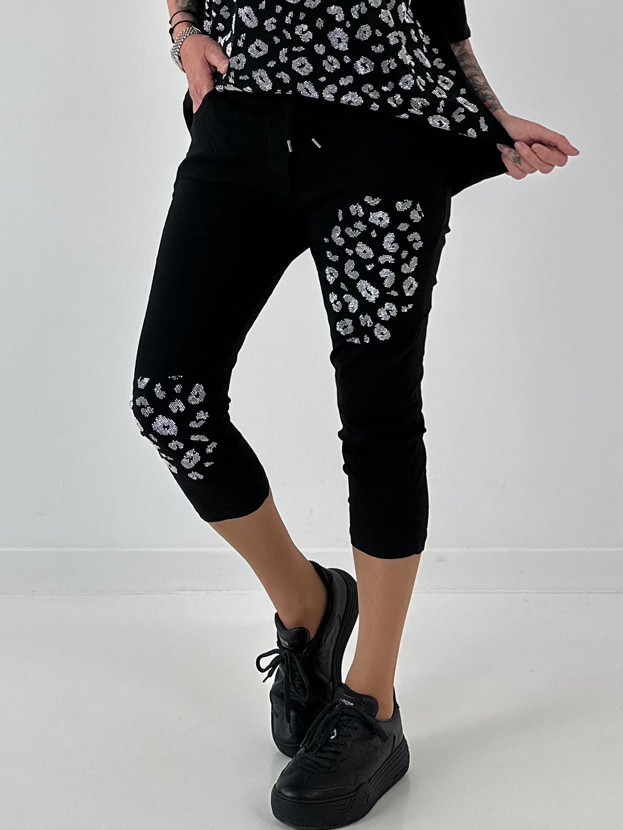 Capri Hose mit Leo Strass - schwarz