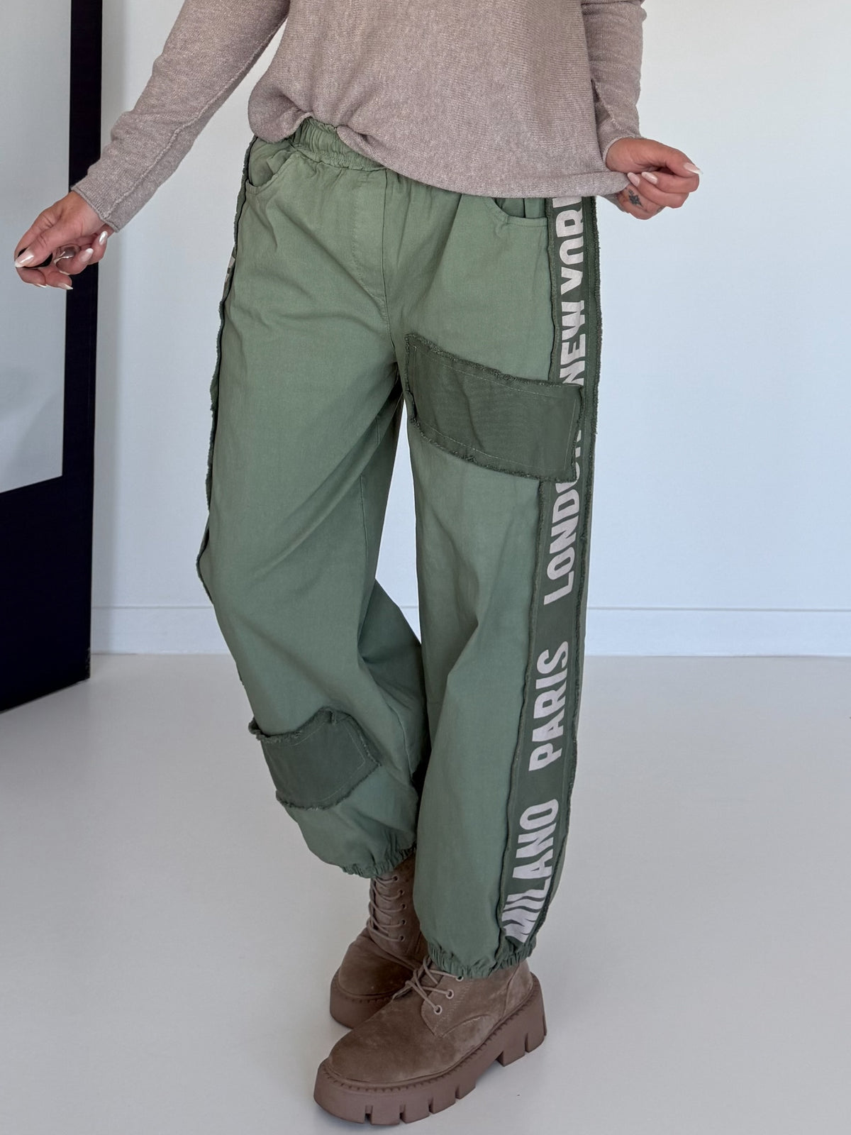 Hose mit City-Statement-Print - khaki
