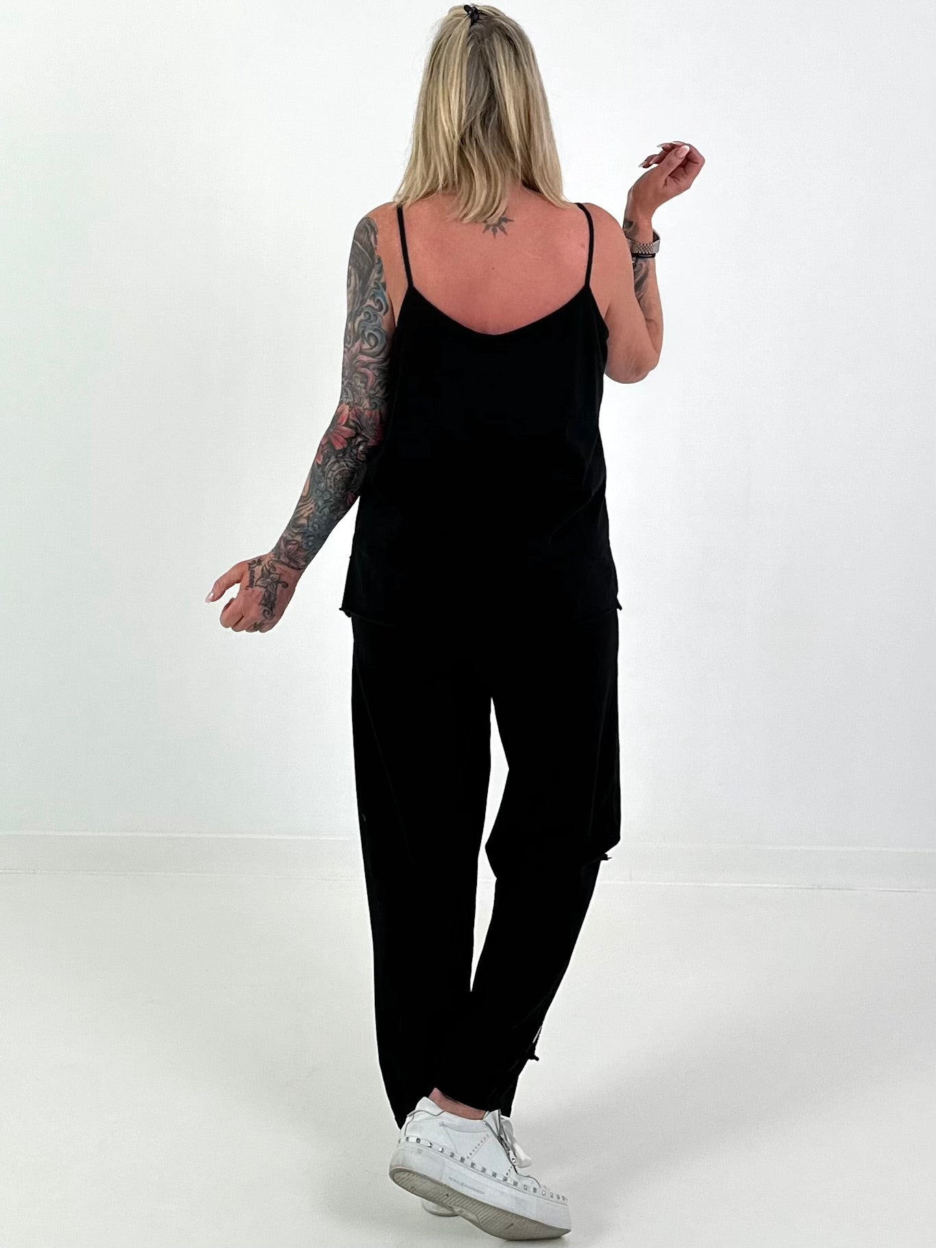 Top with silver eyelets - black