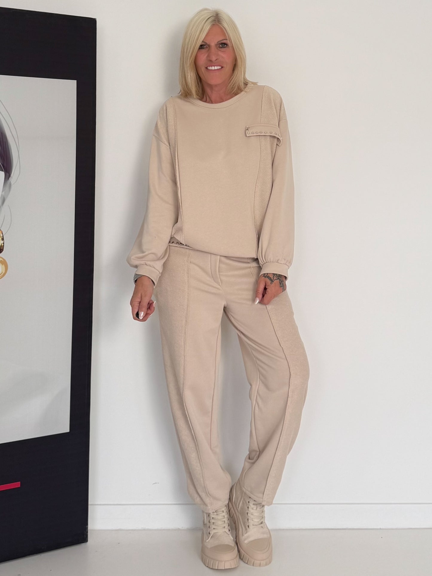Trendiger Zweiteiler mit Nieten-Details - beige