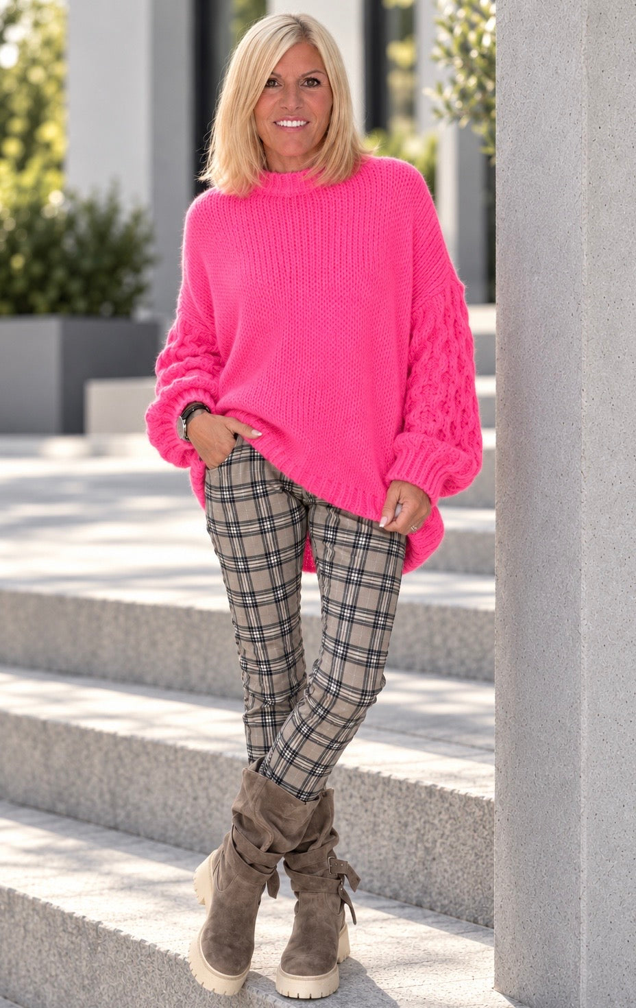 Oversized Pullover mit Grobstrickärmeln - neonpink