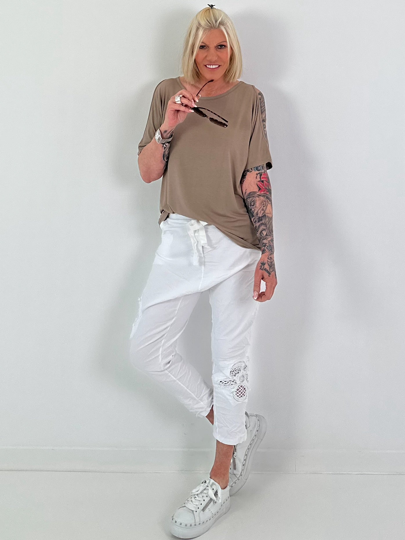 T-Shirt mit Cut-Outs - taupe