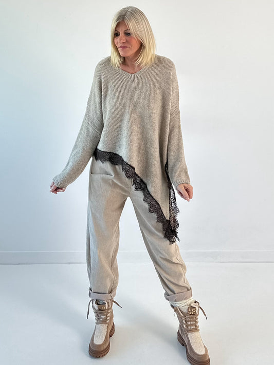 Asymmetrischer Pullover Modell "Lace Dream" - taupe