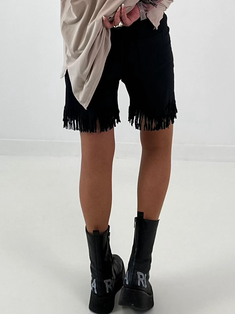 Kurze Hose mit fransigem Abschluss - schwarz