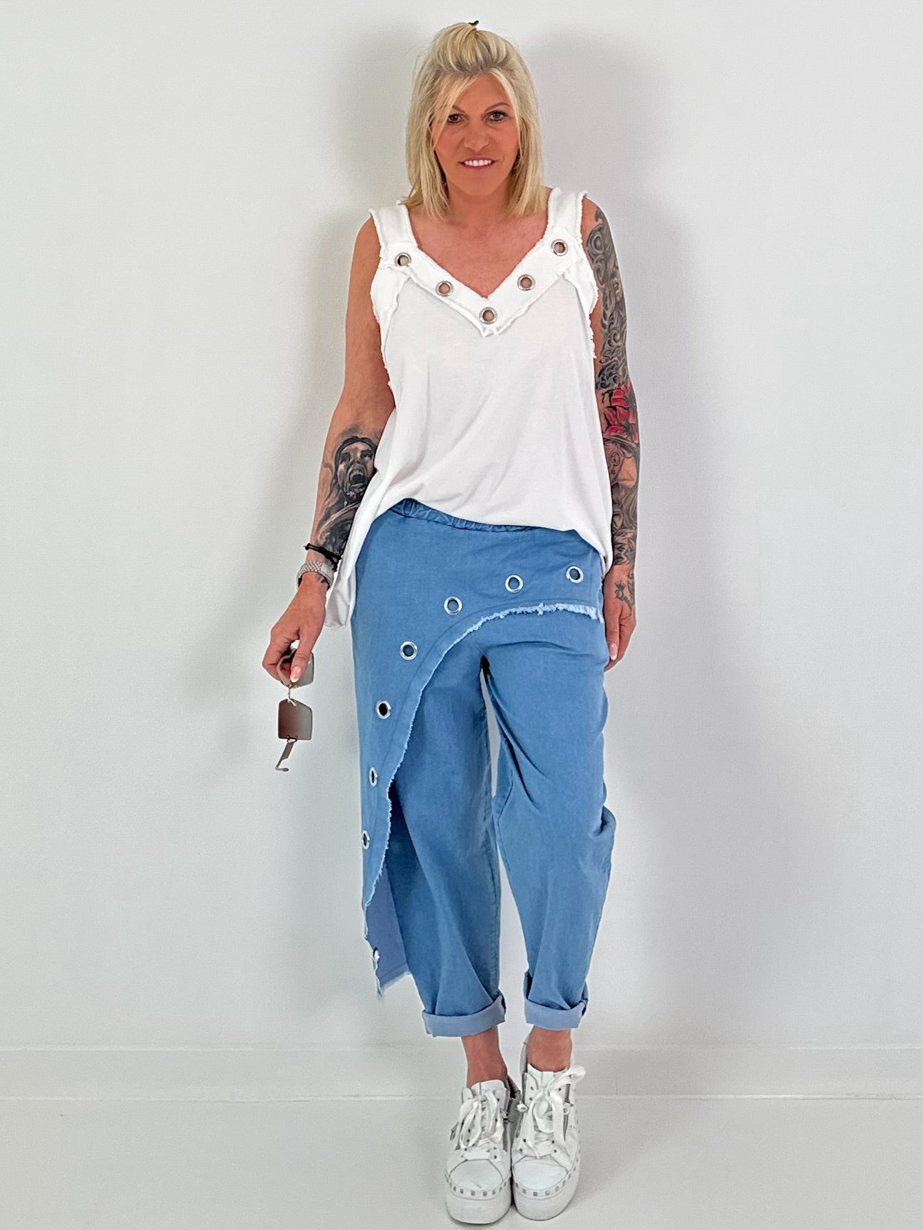 Oversized Top with silver eyelets - white