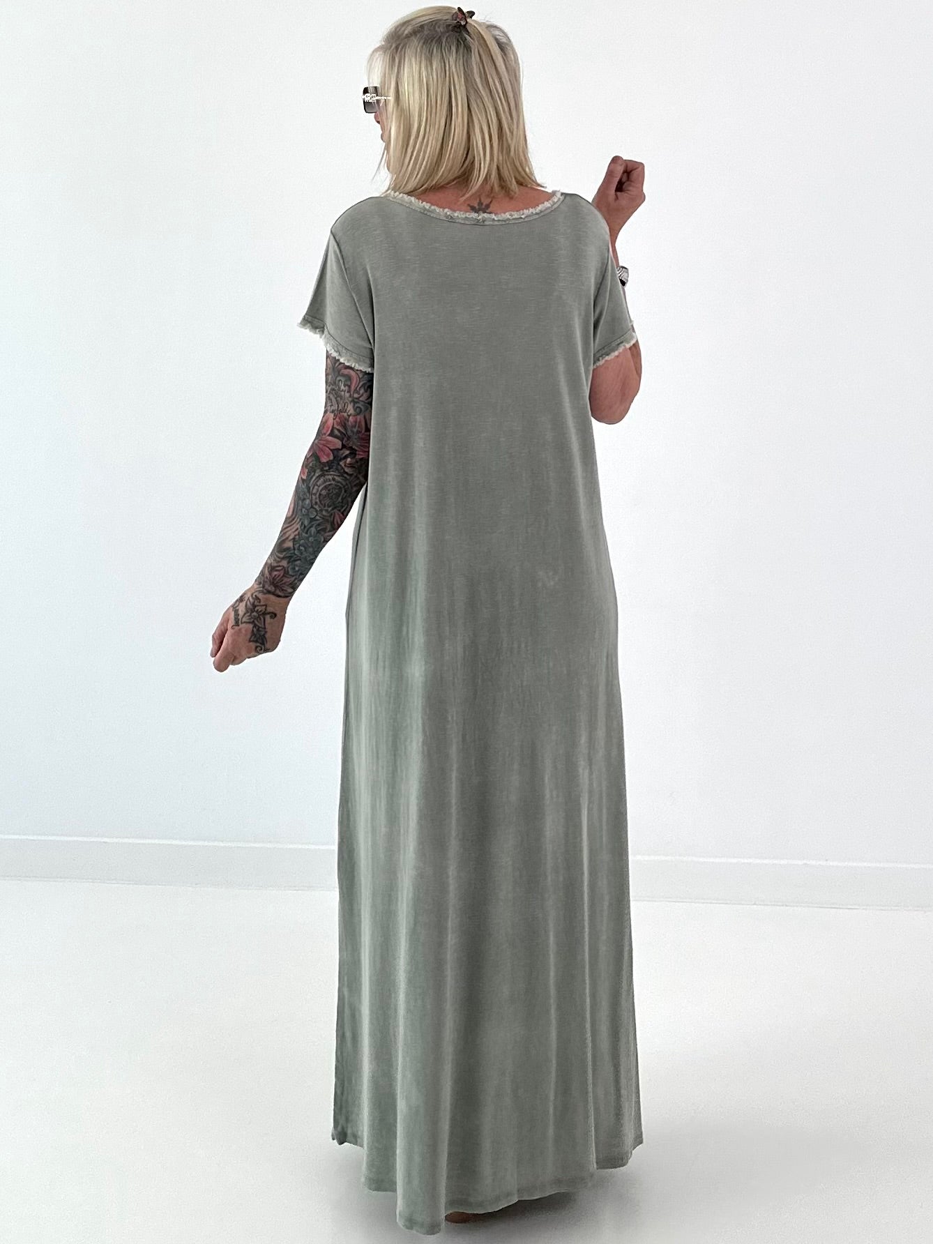 Maxi Kleid mit fransigen Abschlüssen - salbei