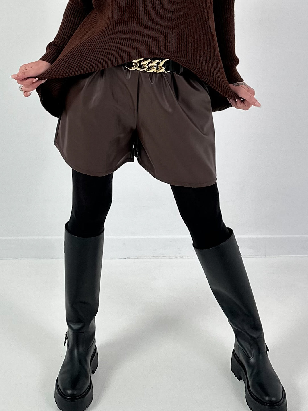 Leather-look shorts, model "Chain Affair" - mocha