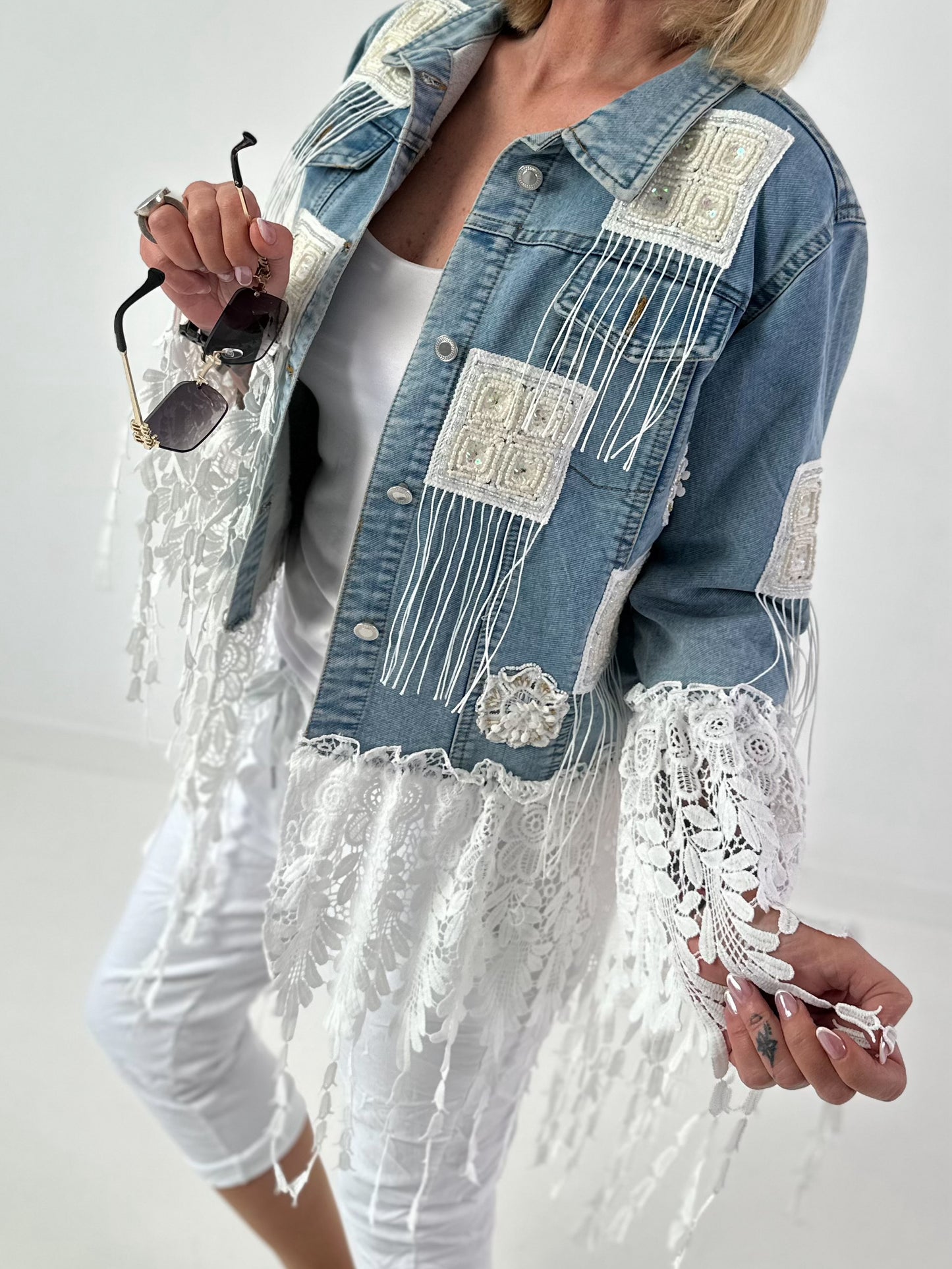 Boho Jeansjacke mit aufwendigen  Details - hellblau-weiss