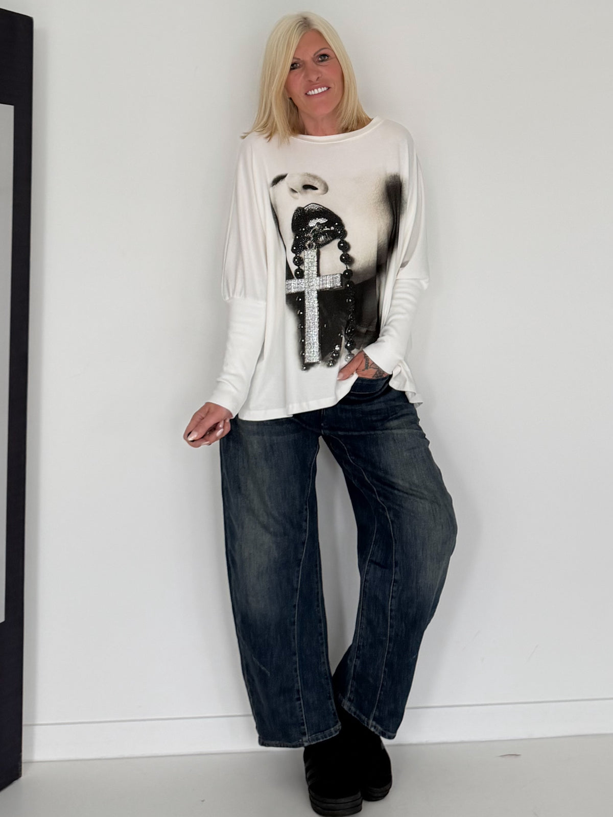 Sweater mit Stulpenärmeln und Strassmotiv Woman & Cross - ecru