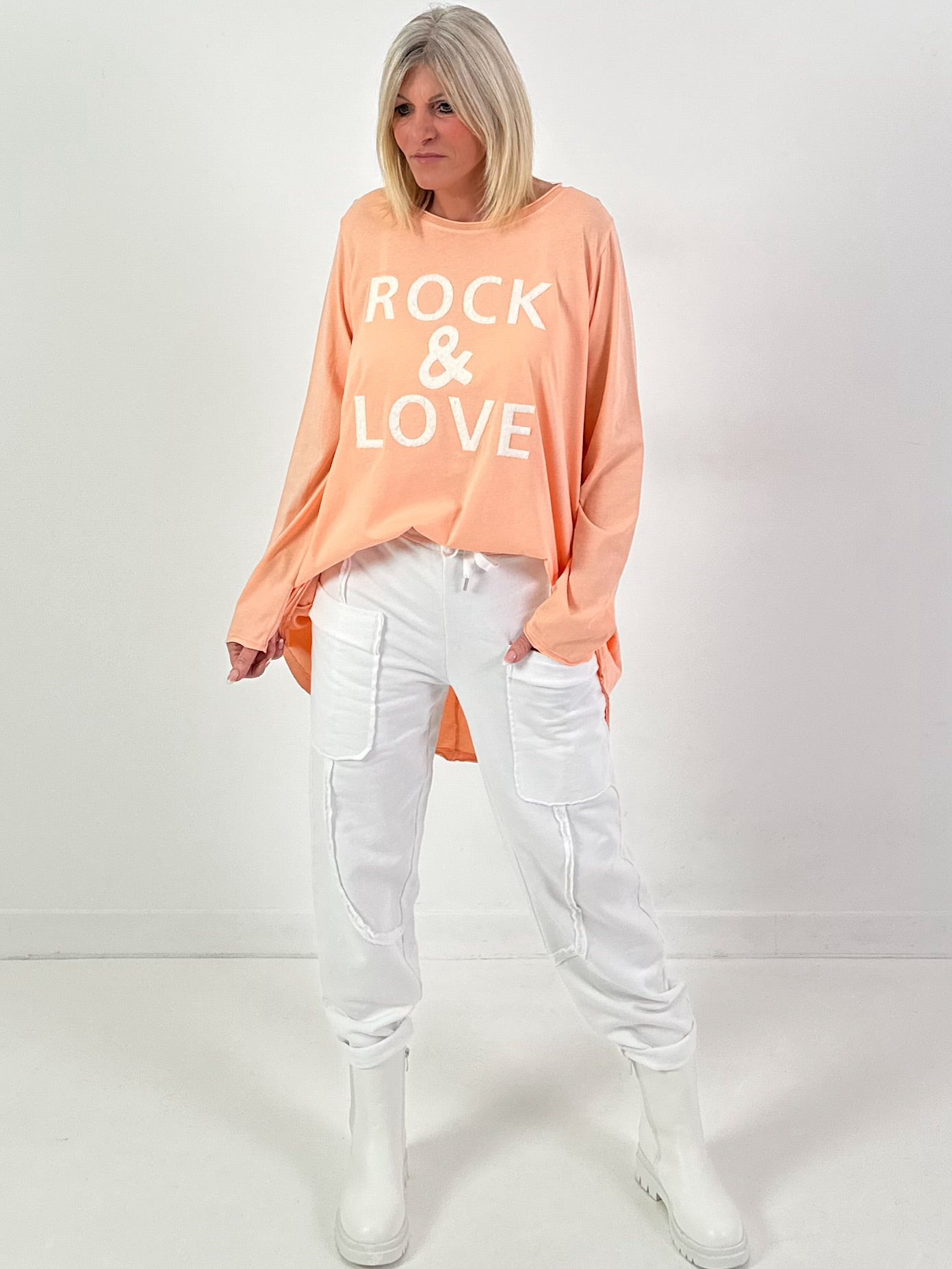 Oversized Shirt Modell "Rock&Love Wave" -apricot