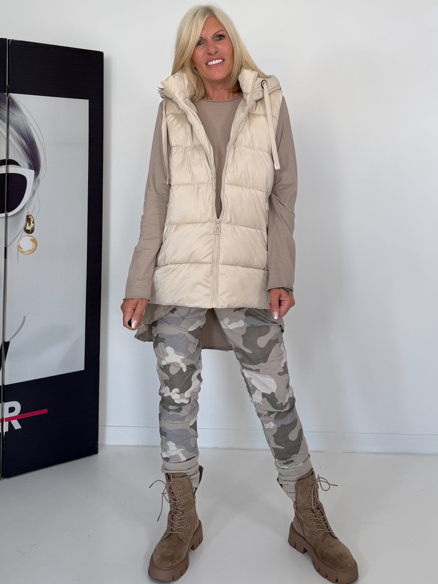 Weste mit schimmerndem Finish und Kapuze - beige