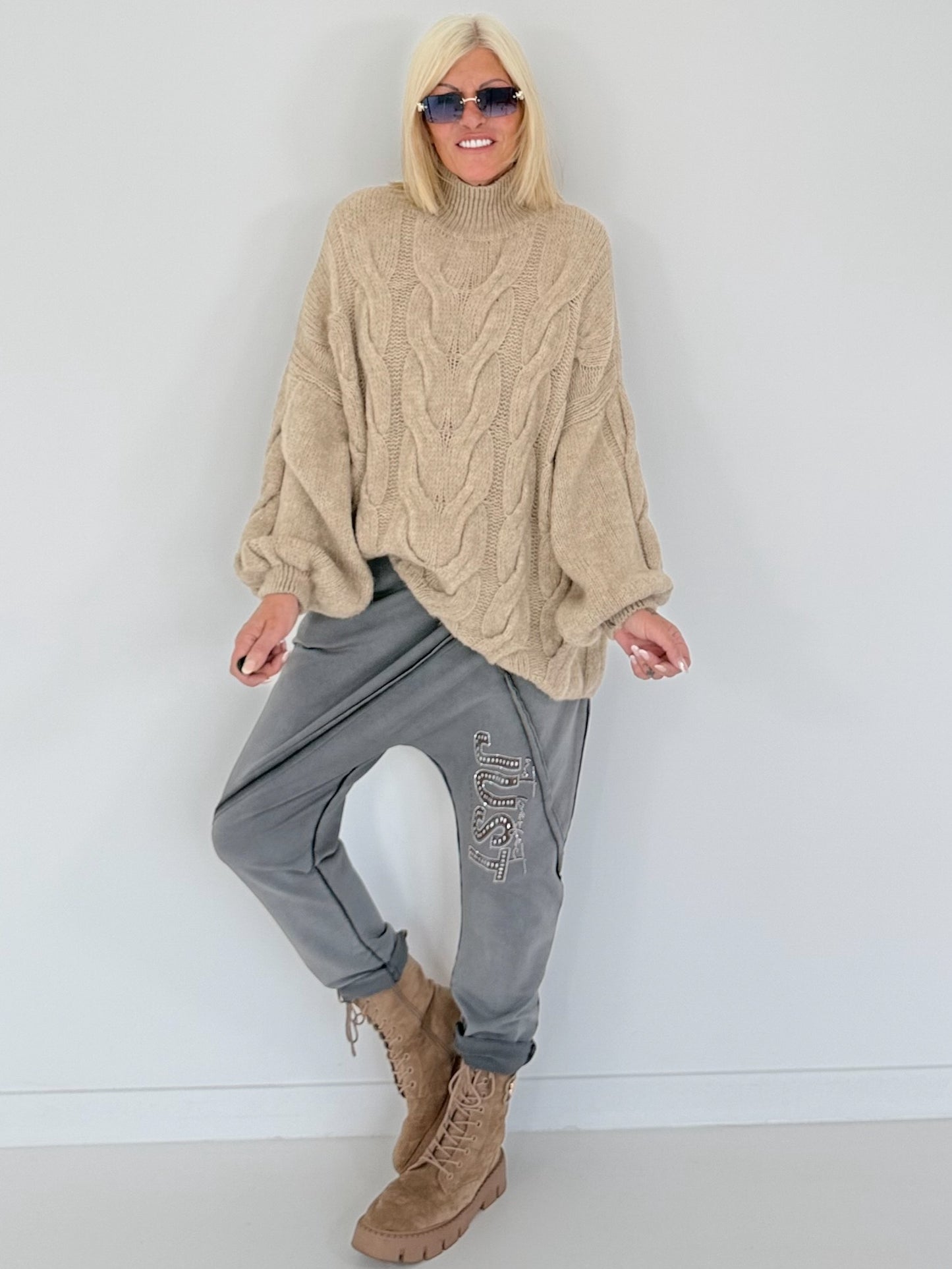 Kuschliger Strickpullover mit Zopfmuster - taupe
