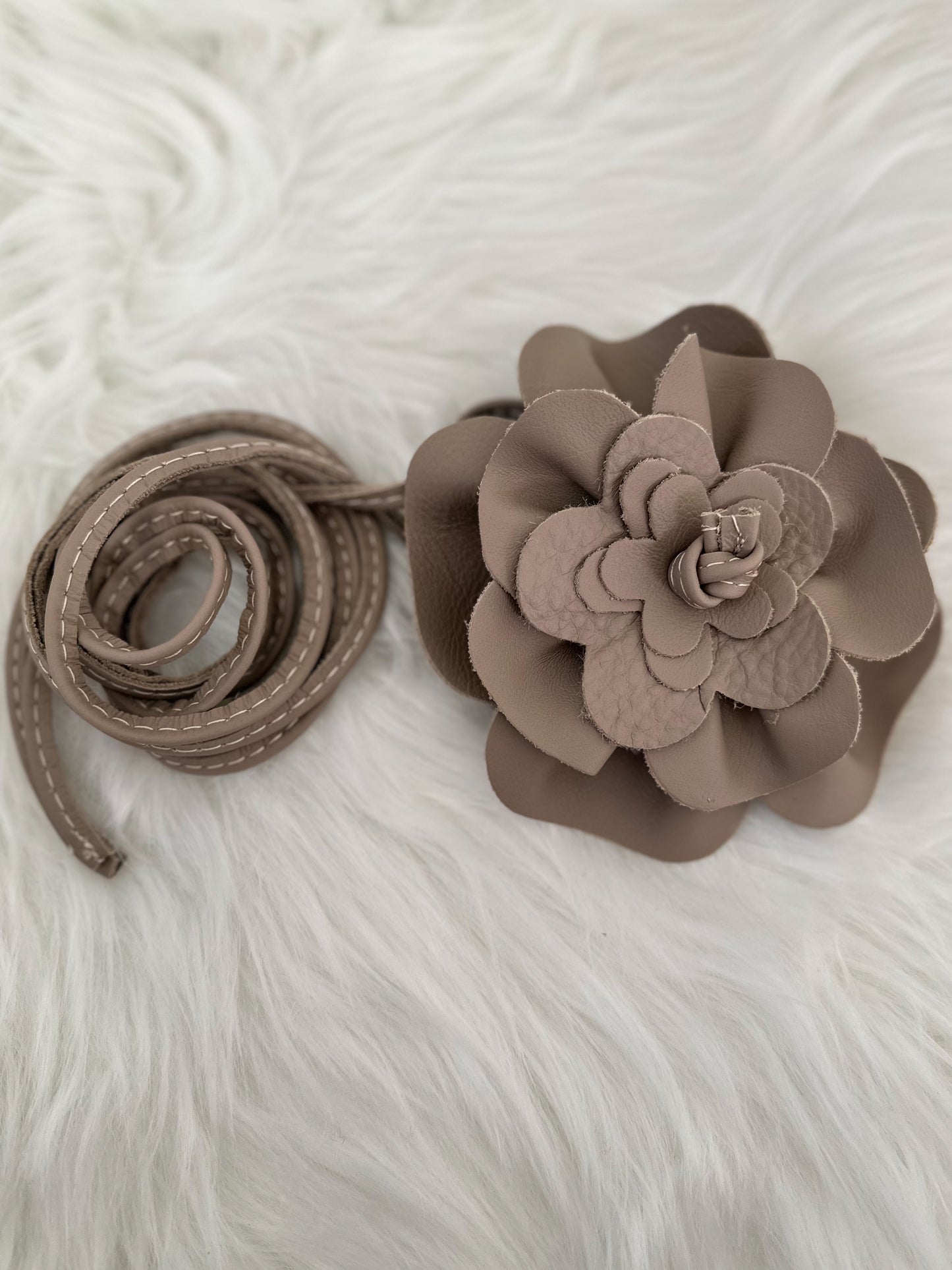 Strikceintuur model "Floral Flow" - taupe