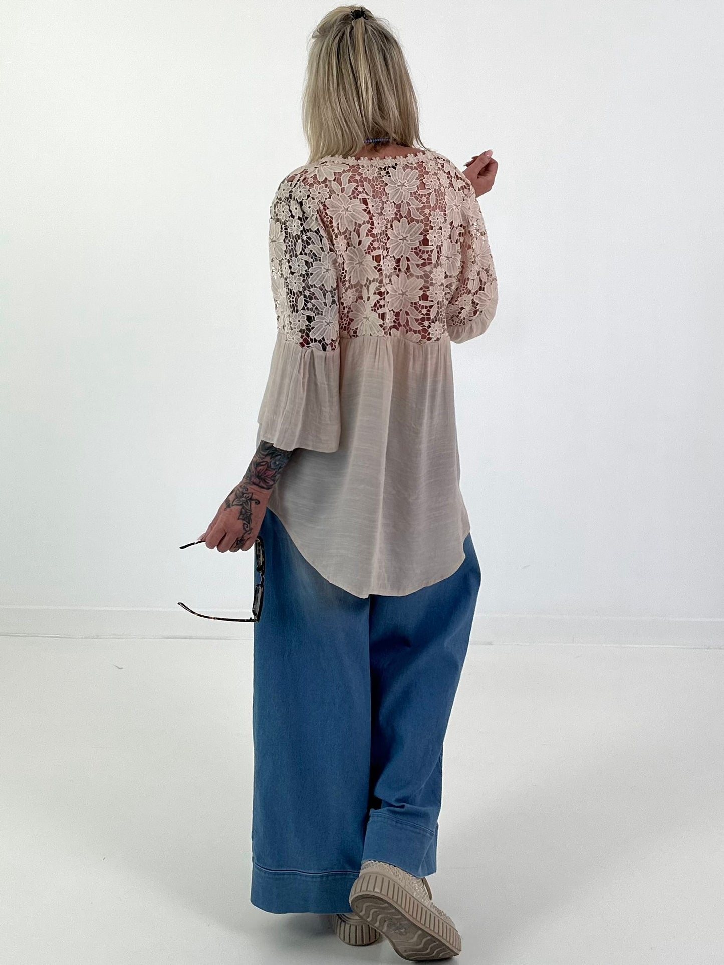 Bluse mit floralen Häkeleinsätzen - beige