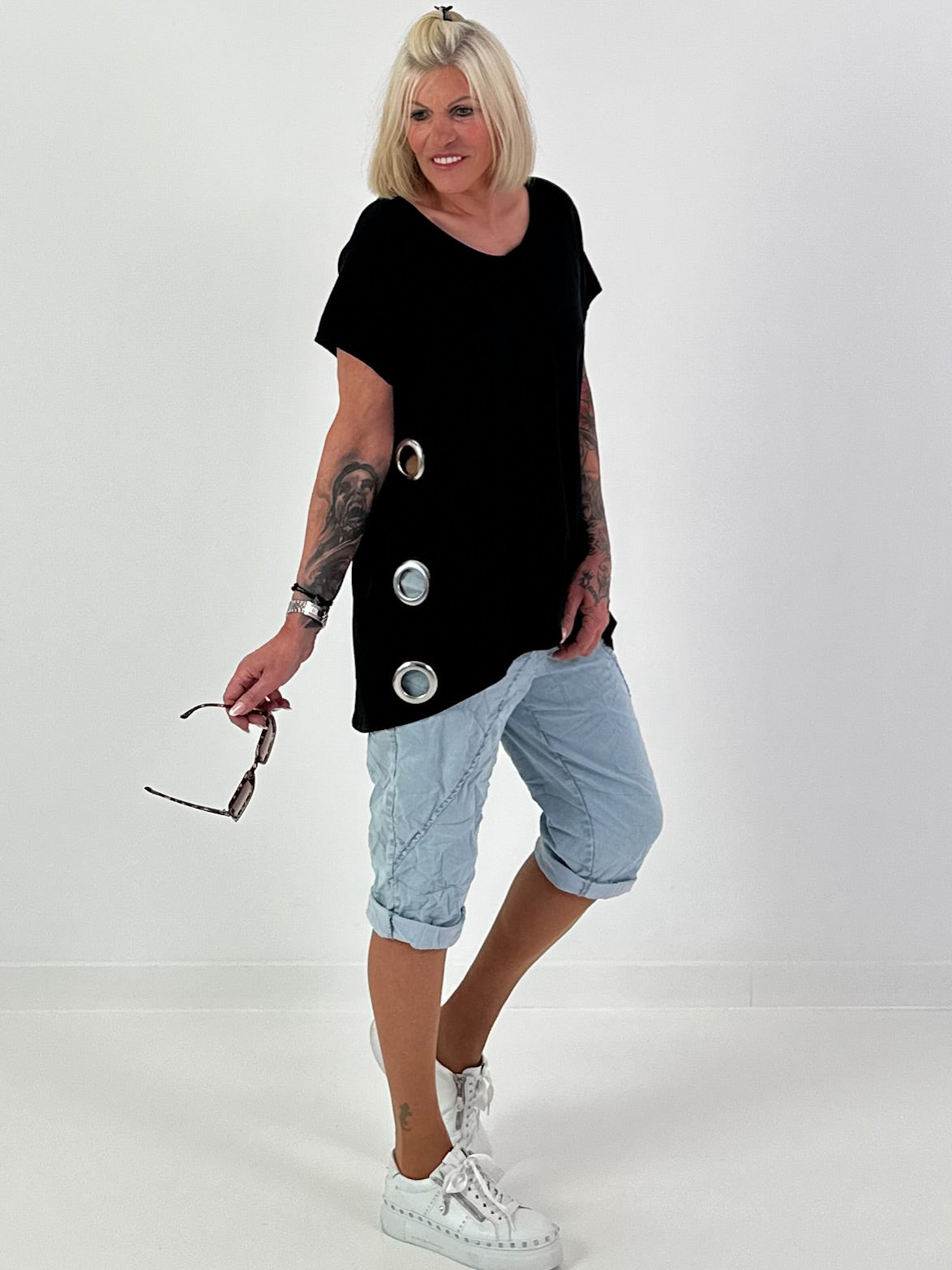 T-Shirt with side eyelets - black