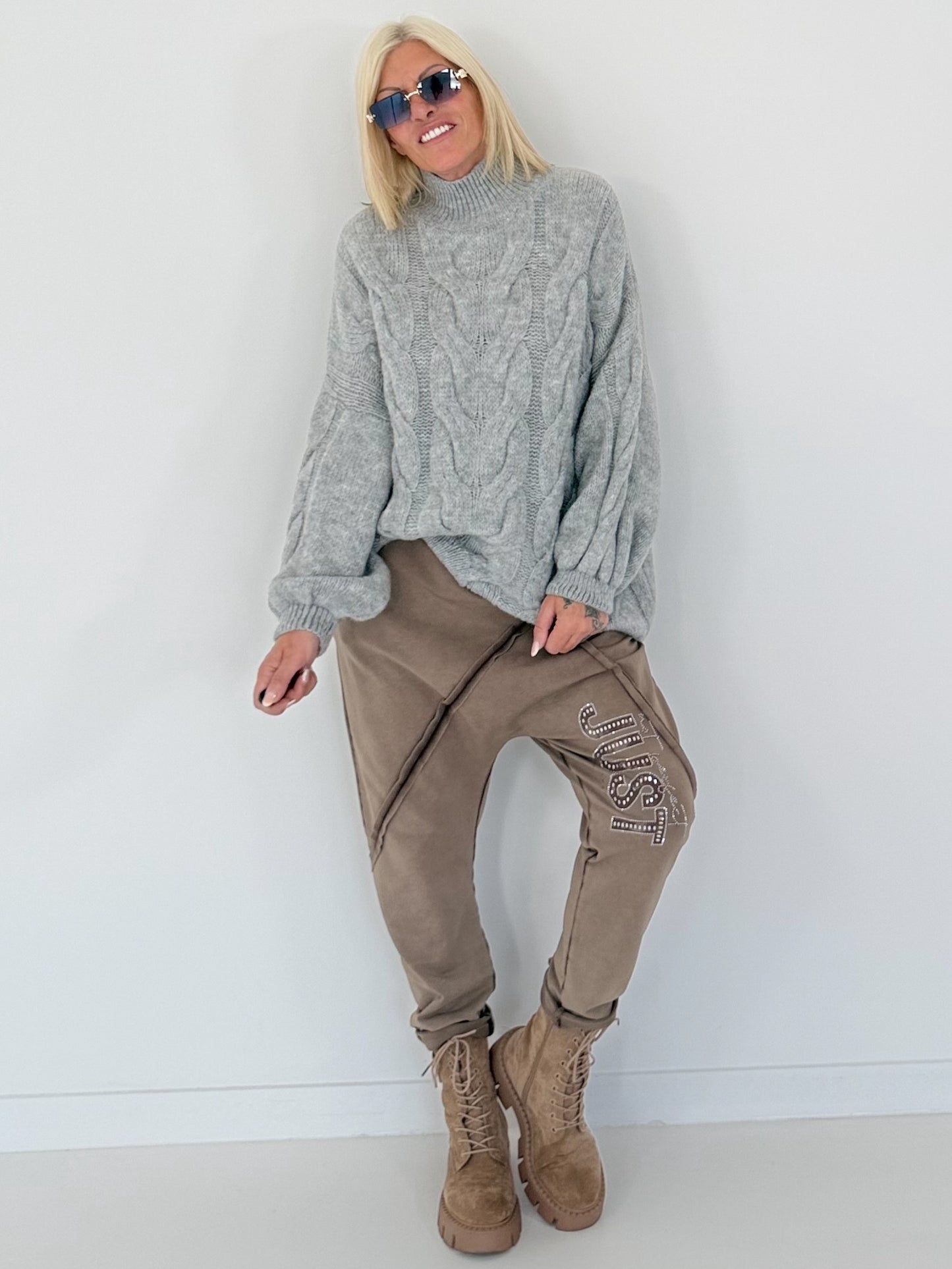 Kuschliger Strickpullover mit Zopfmuster - grau