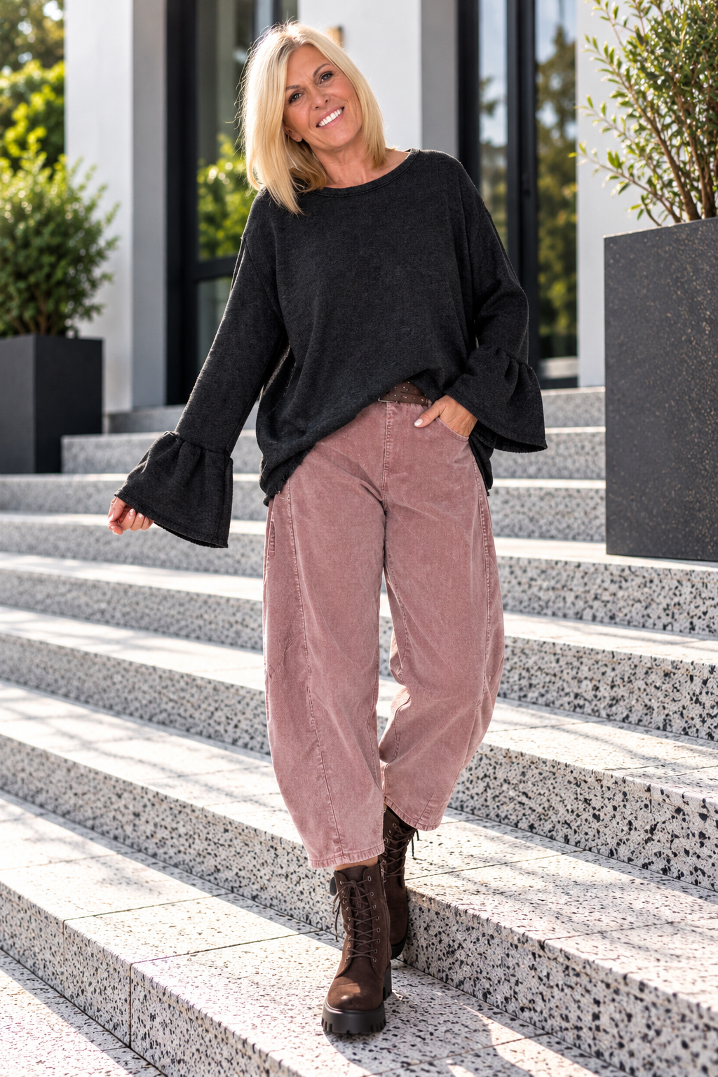 Sweater with trumpet sleeves - used-black