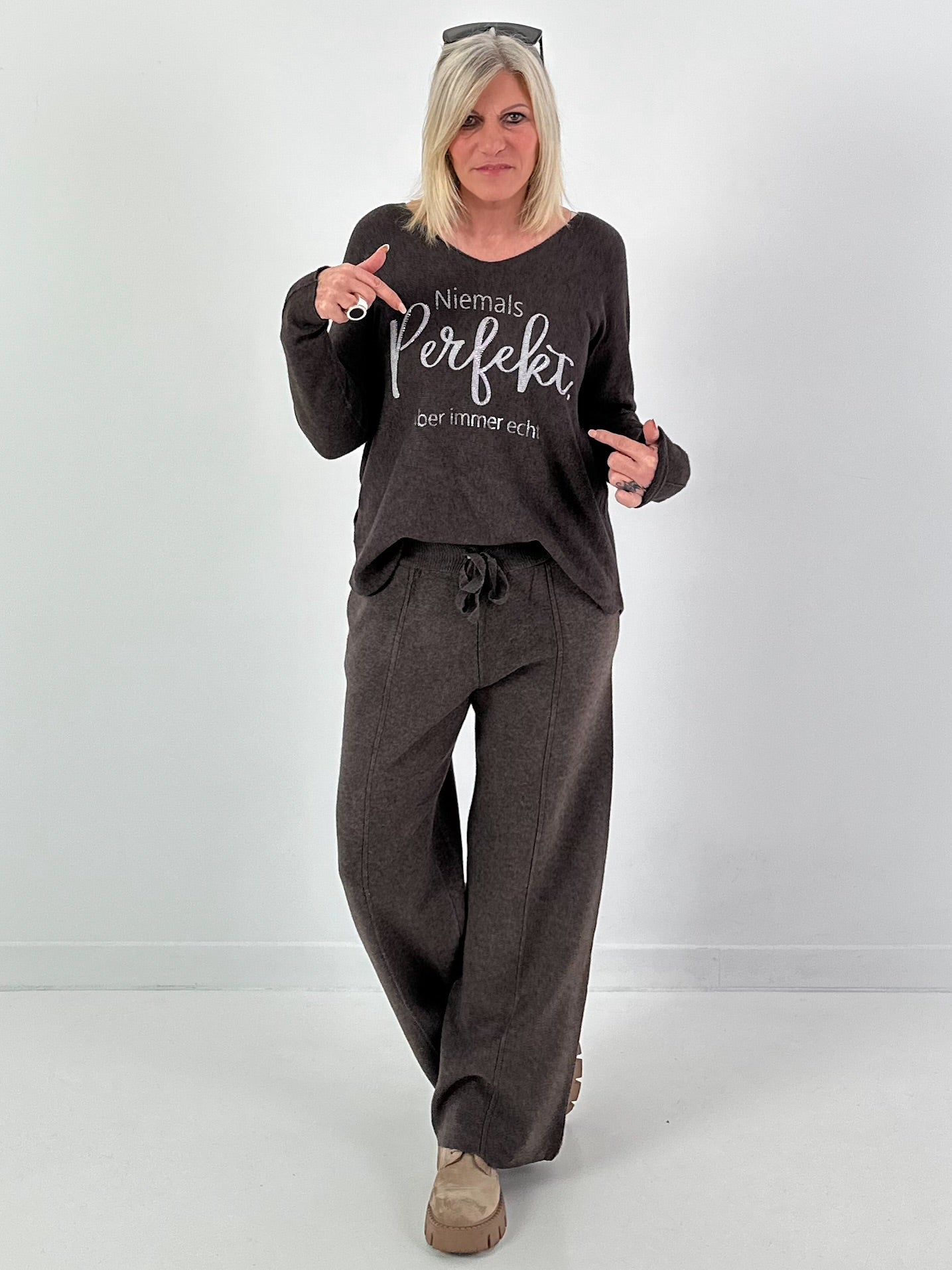 V-hals pullover model "Always Authentic" - koffie