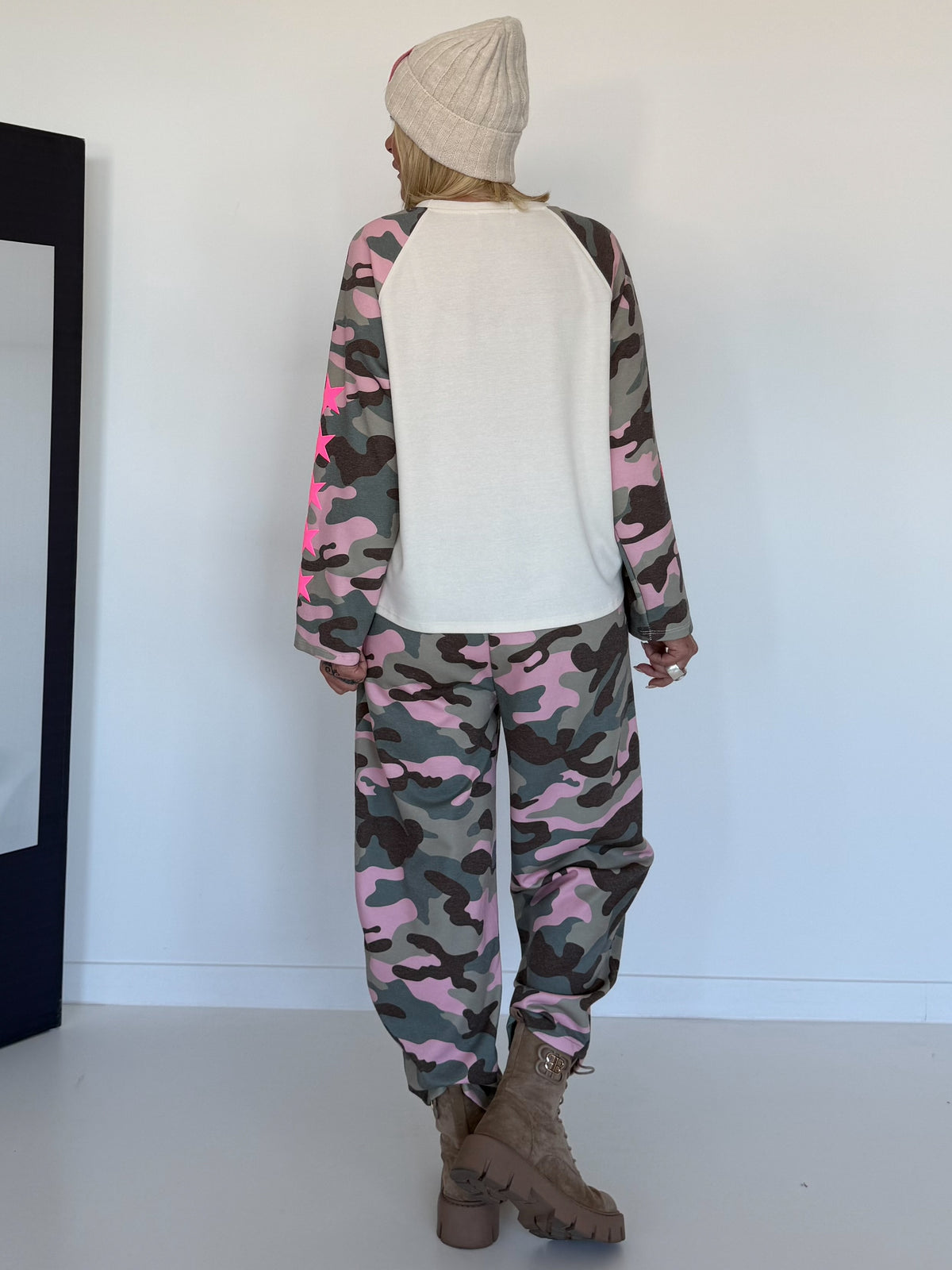Sweater with camouflage sleeves and 3D print - beige-olive-multi-coloured