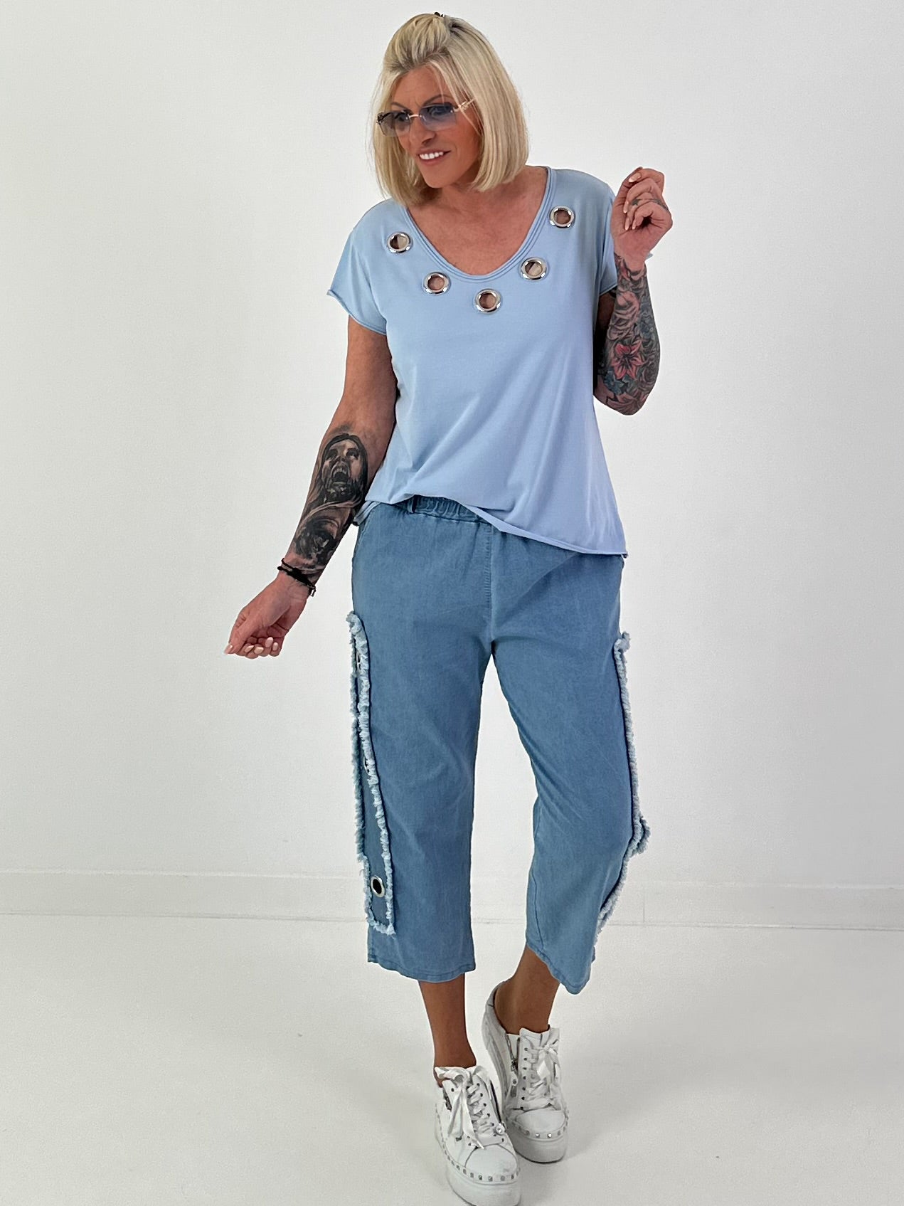 T-Shirt mit Ösen-Ausschnitt - hellblau