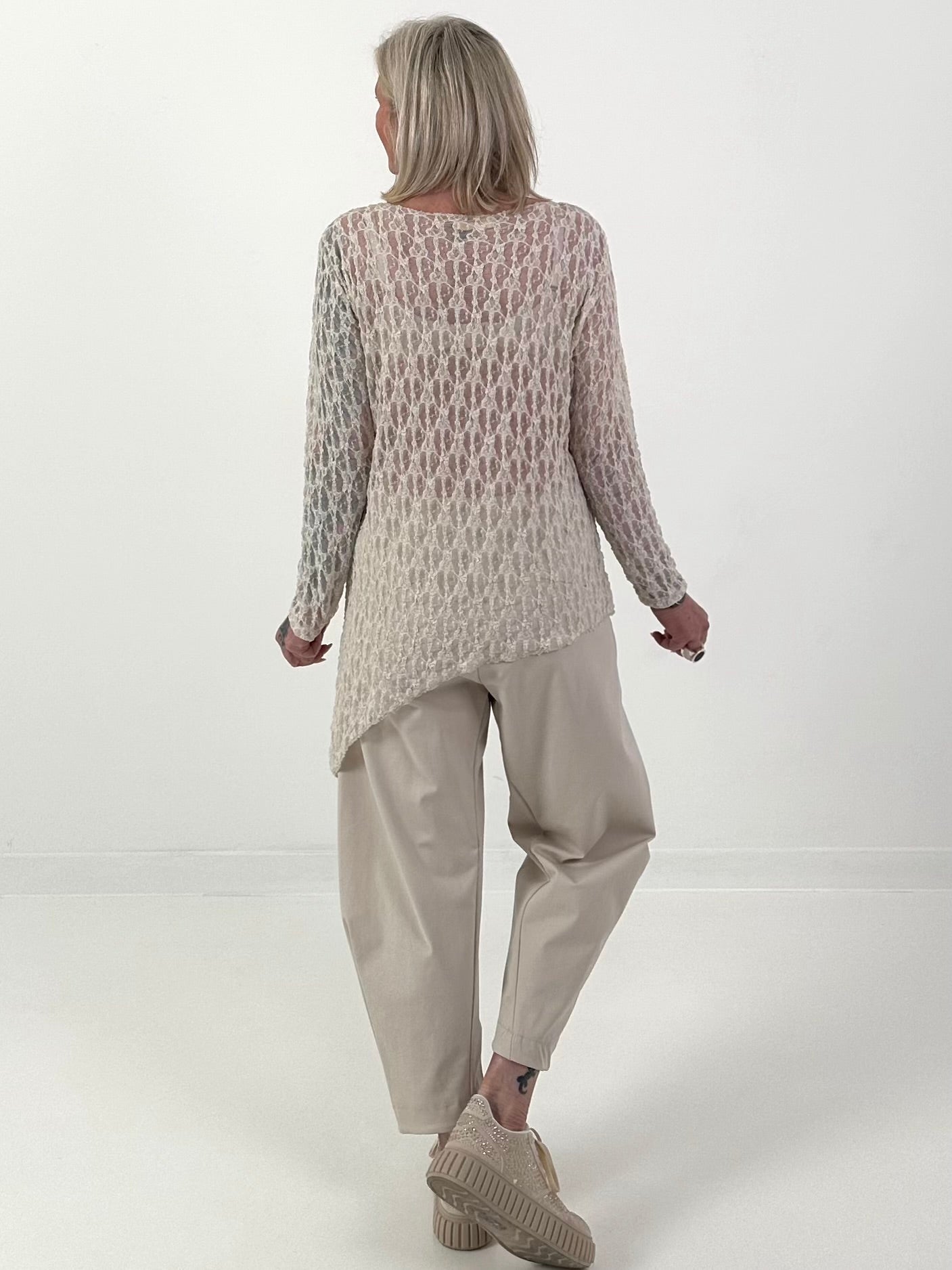 Asymmetrisches Spitzenshirt mit Muster - beige