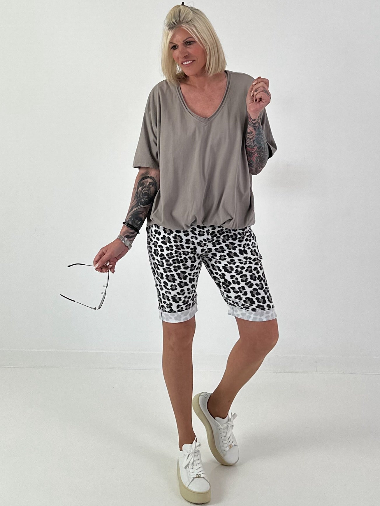 T-Shirt  mit gerafftem Saum - taupe