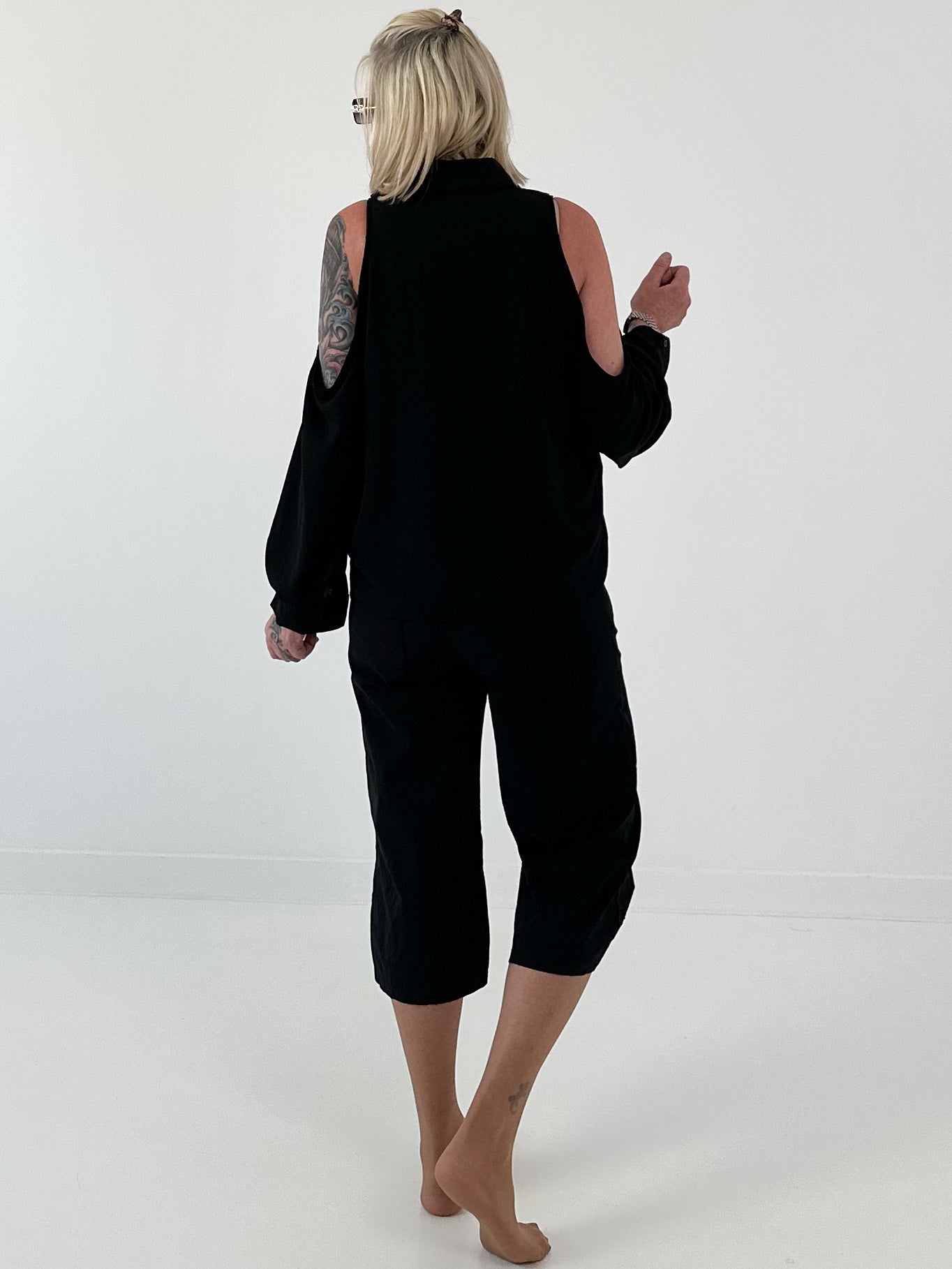 Bluse mit mit cold shoulder Detail - schwarz