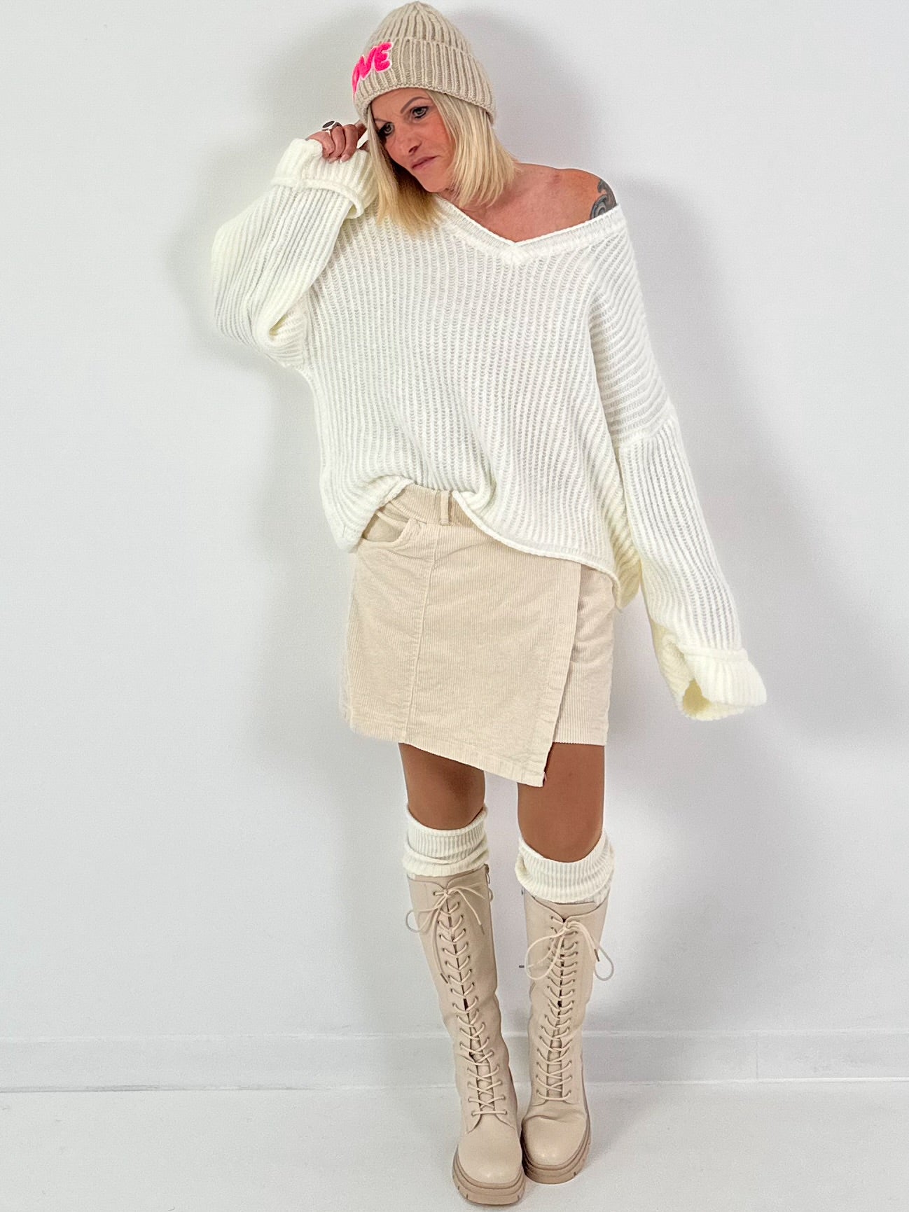 V-hals trui met wijde mouwen, model "Soft Horizon" - ecru