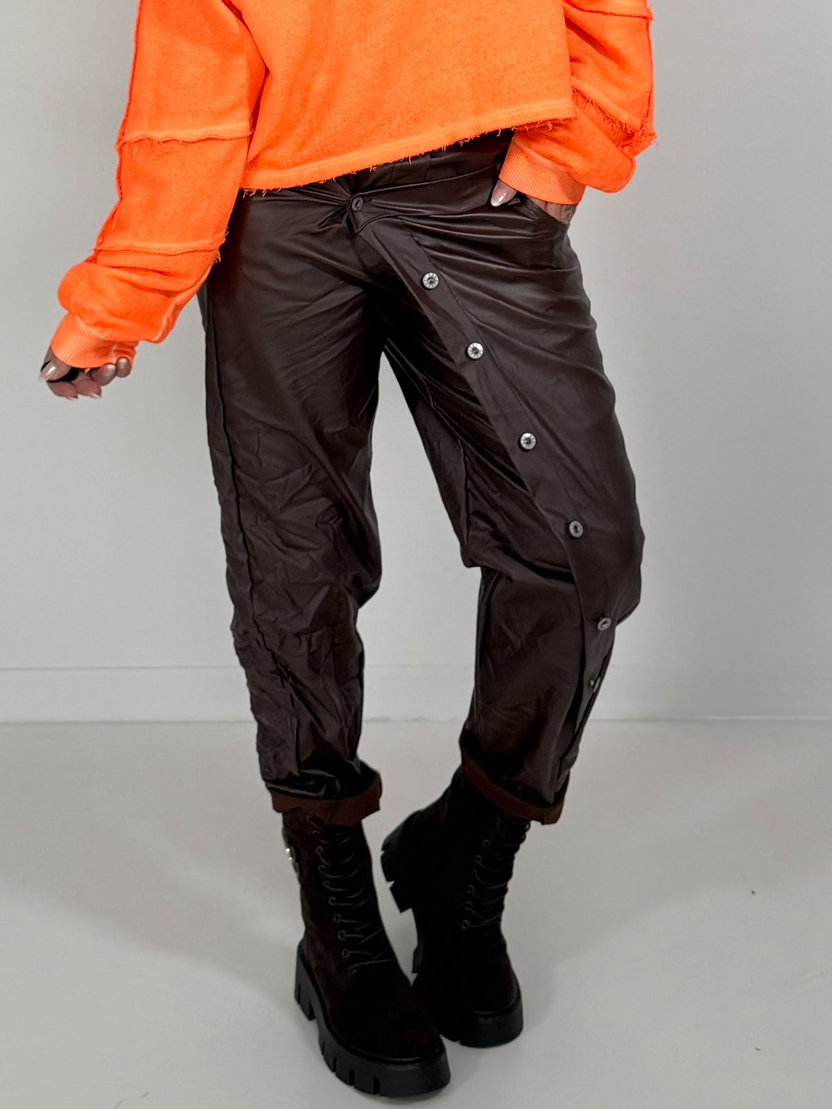 Vegane Lederhose Knopfleiste quer - mokka