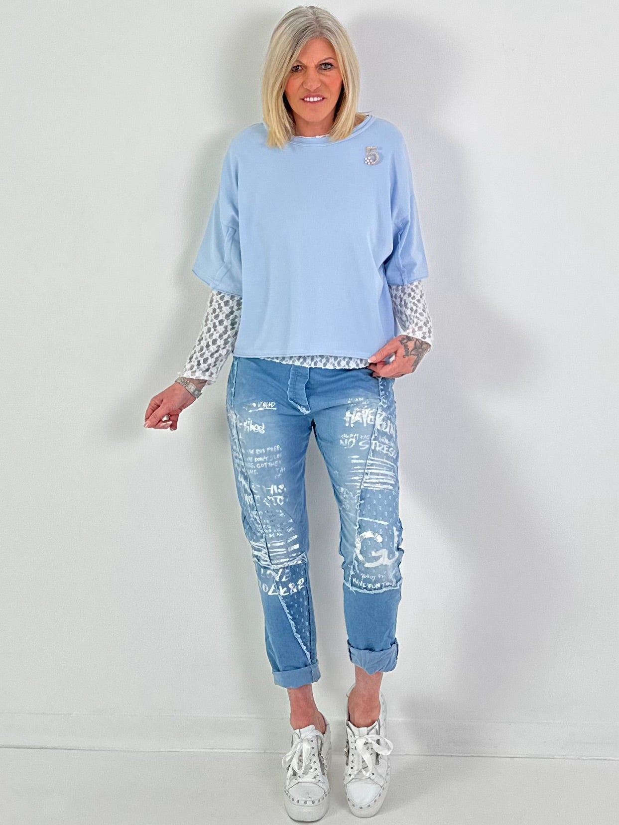 Shirt mit Brosche - hellblau