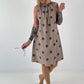 Tupfen Kleid mit Rüschenkragen - taupe