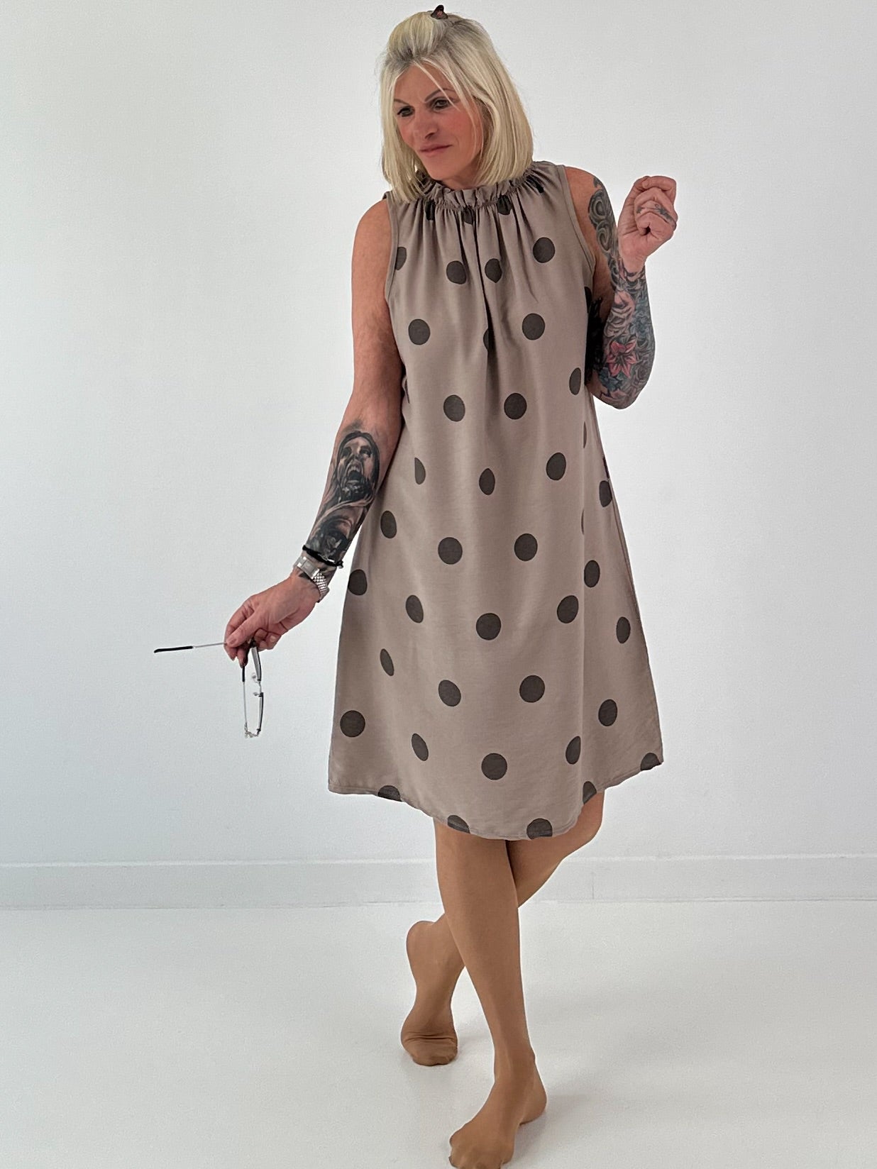 Tupfen Kleid mit Rüschenkragen - taupe