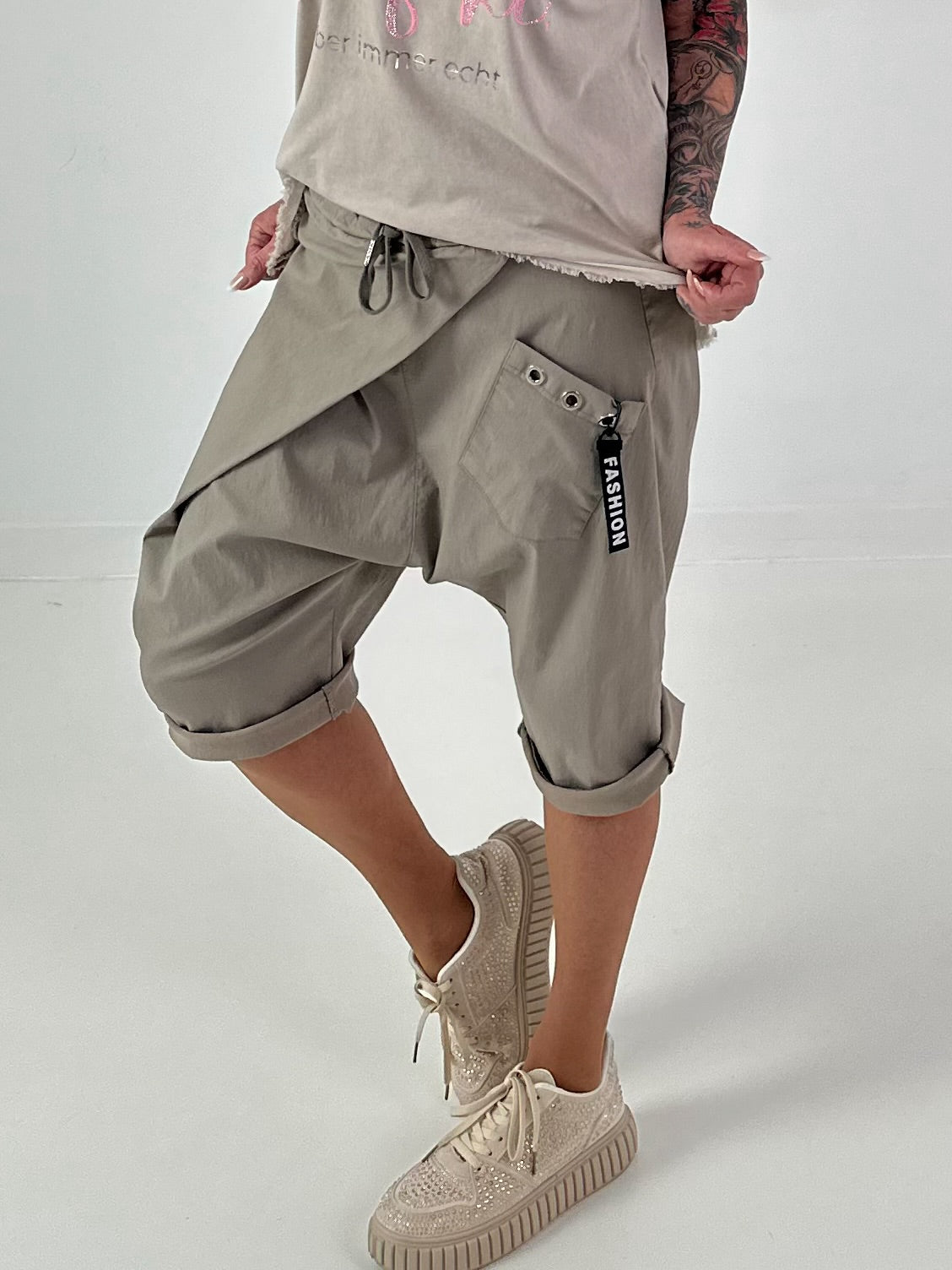 Baggy Short mit Überwurf und Tasche mit Details - taupe