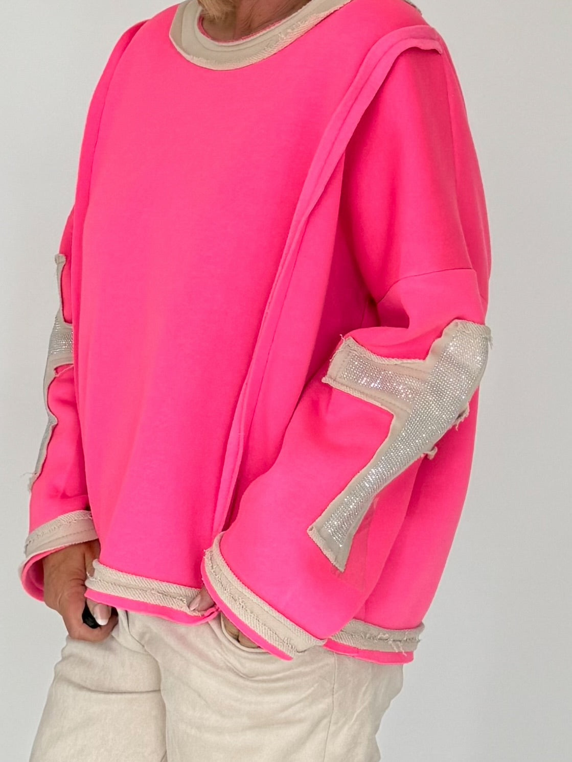 Oversized Sweater mit Strasskreuz - neonpink-beige