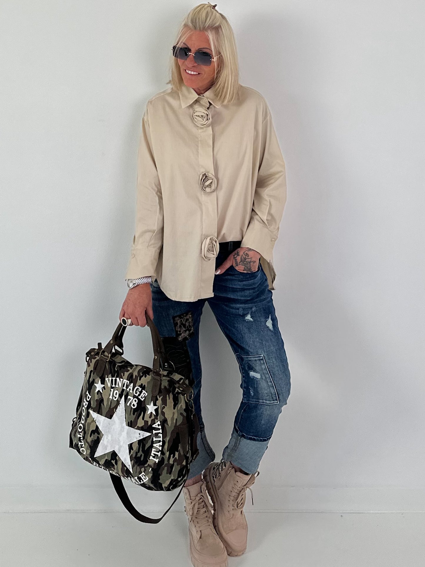 Bluse mit 3D-Blüten - beige