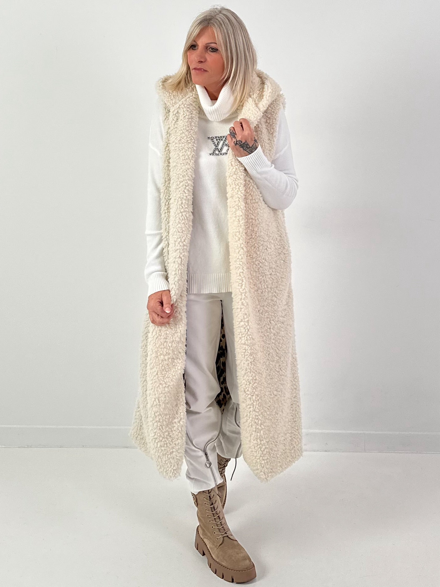 Long vest model "Leo Layers" - ecru