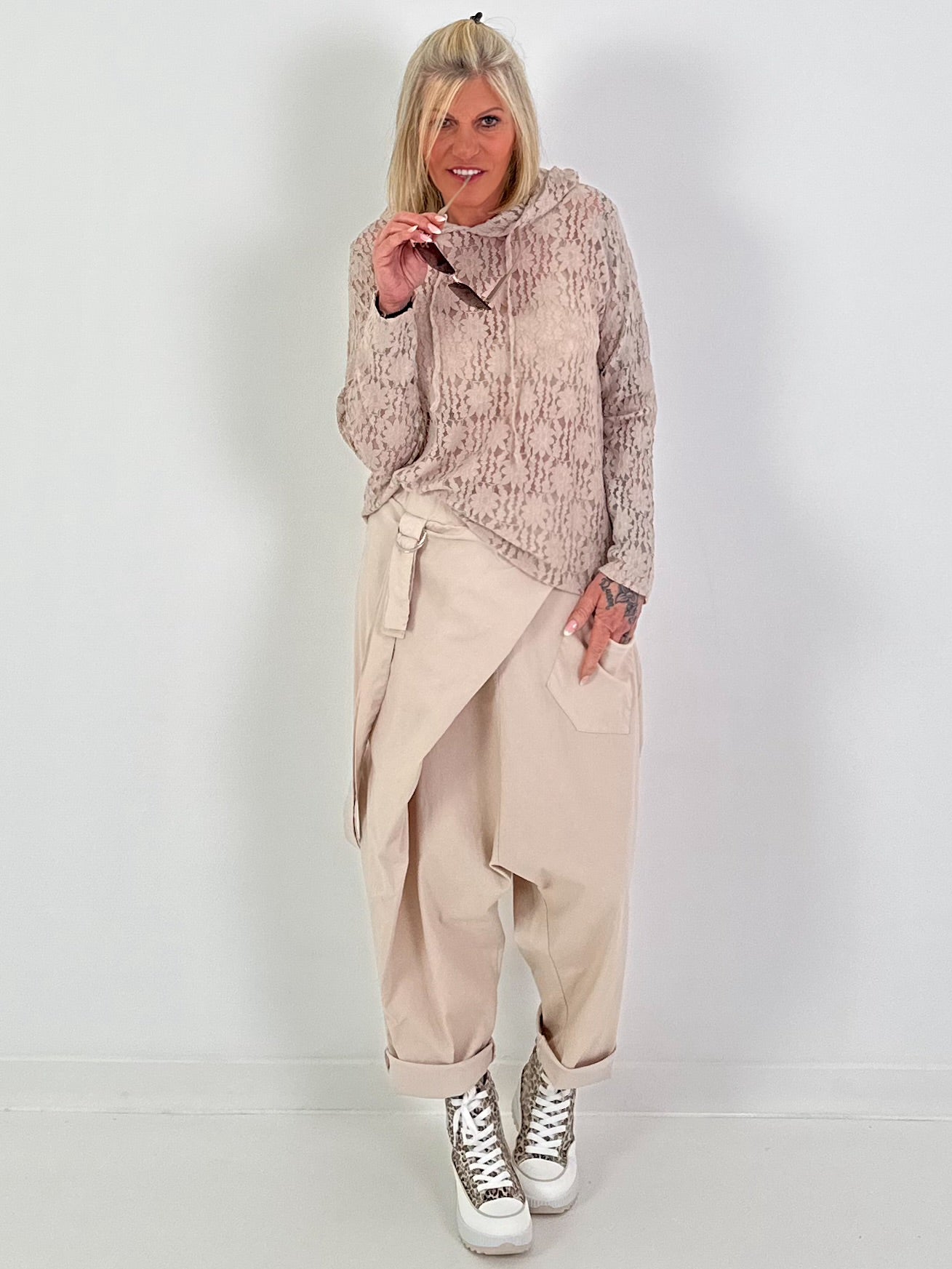 Baggy Hose mit Überwurf - beige