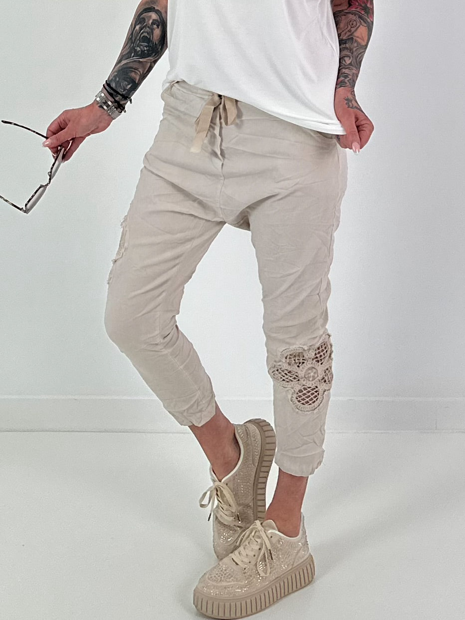 Baggy/Boyfriend trousers with side crochet flowers - beige