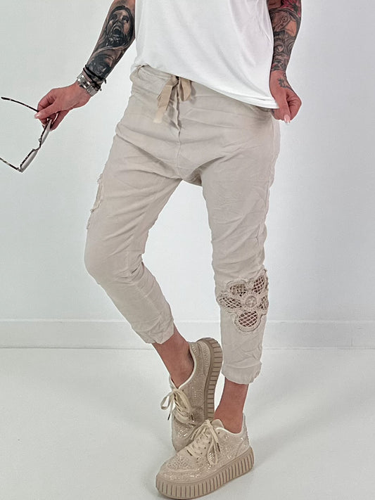 Bagy/Boyfriend Hose mit seitlichen Häkelblumen - beige