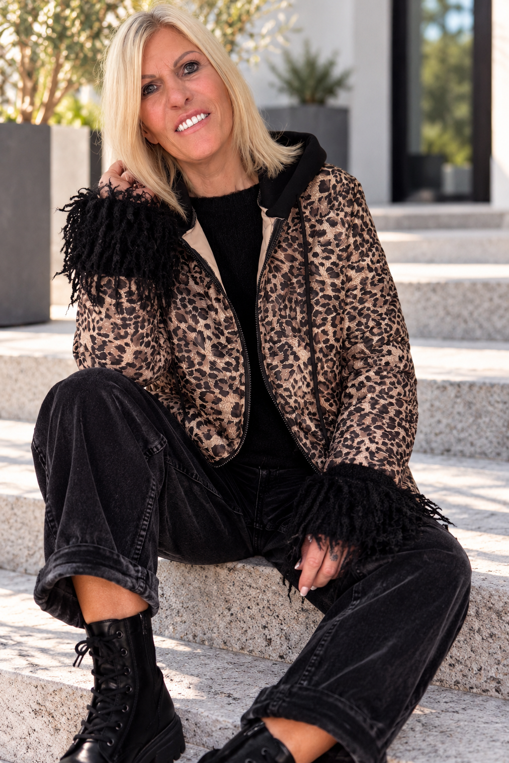 Jacke mit Kapuze im Leo-Look - leo-mehrfarbig
