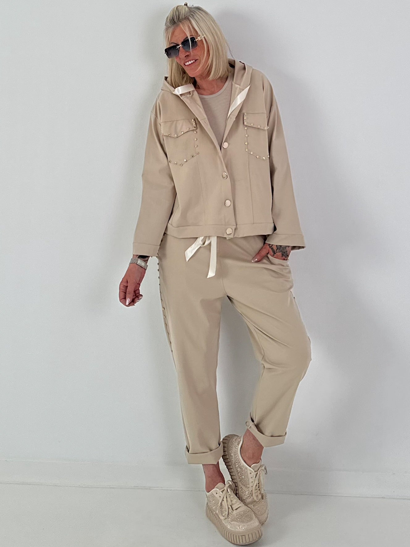 Jacke mit goldenen Nieten-Details - beige