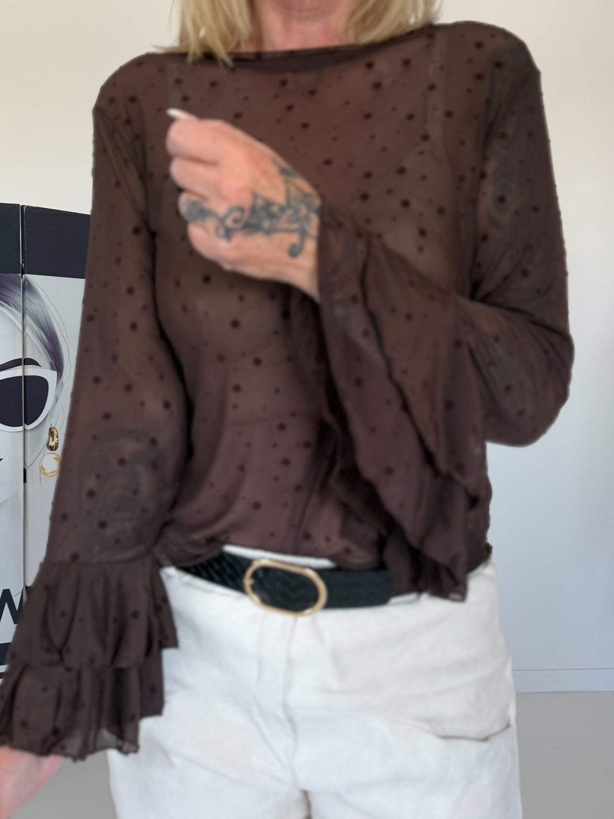 Mesh Shirt mit Punkten und Volantärmeln - schoko