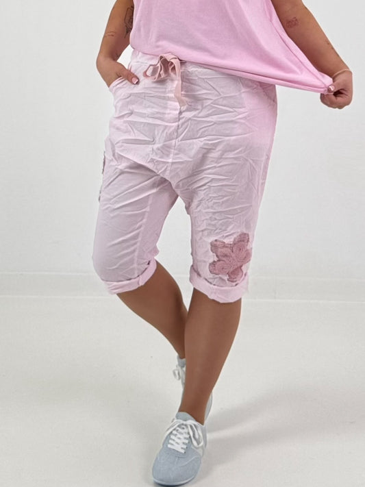 Kurze Baggy mit Häkelblumen und Pailletten - rosa