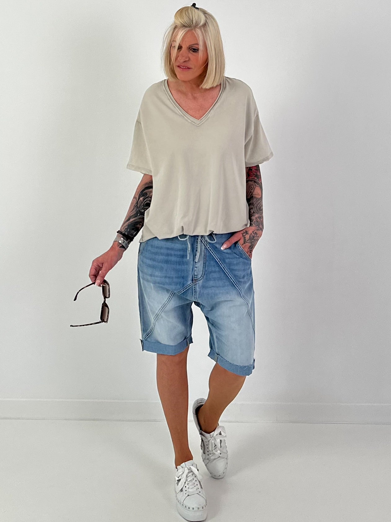 T-Shirt mit gerafftem Saum - beige