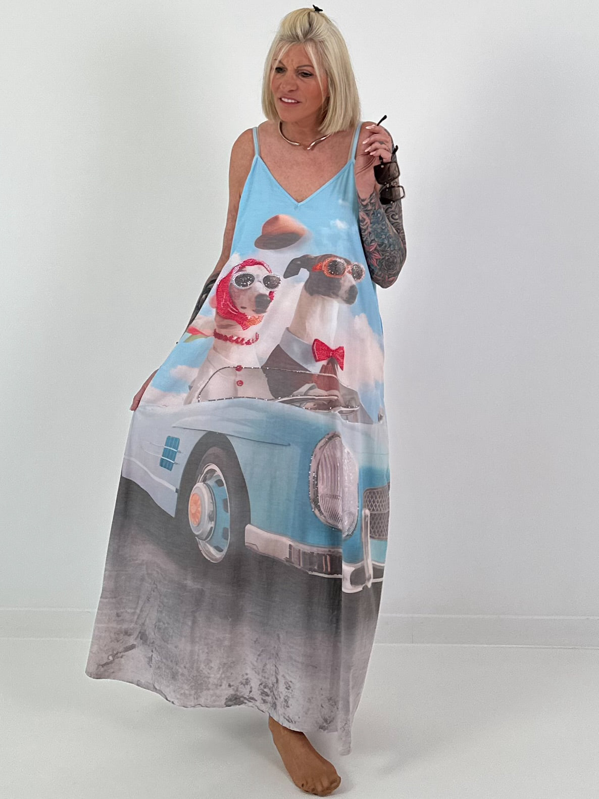 Long dress with a printed design and side pockets - light blue multi-colored